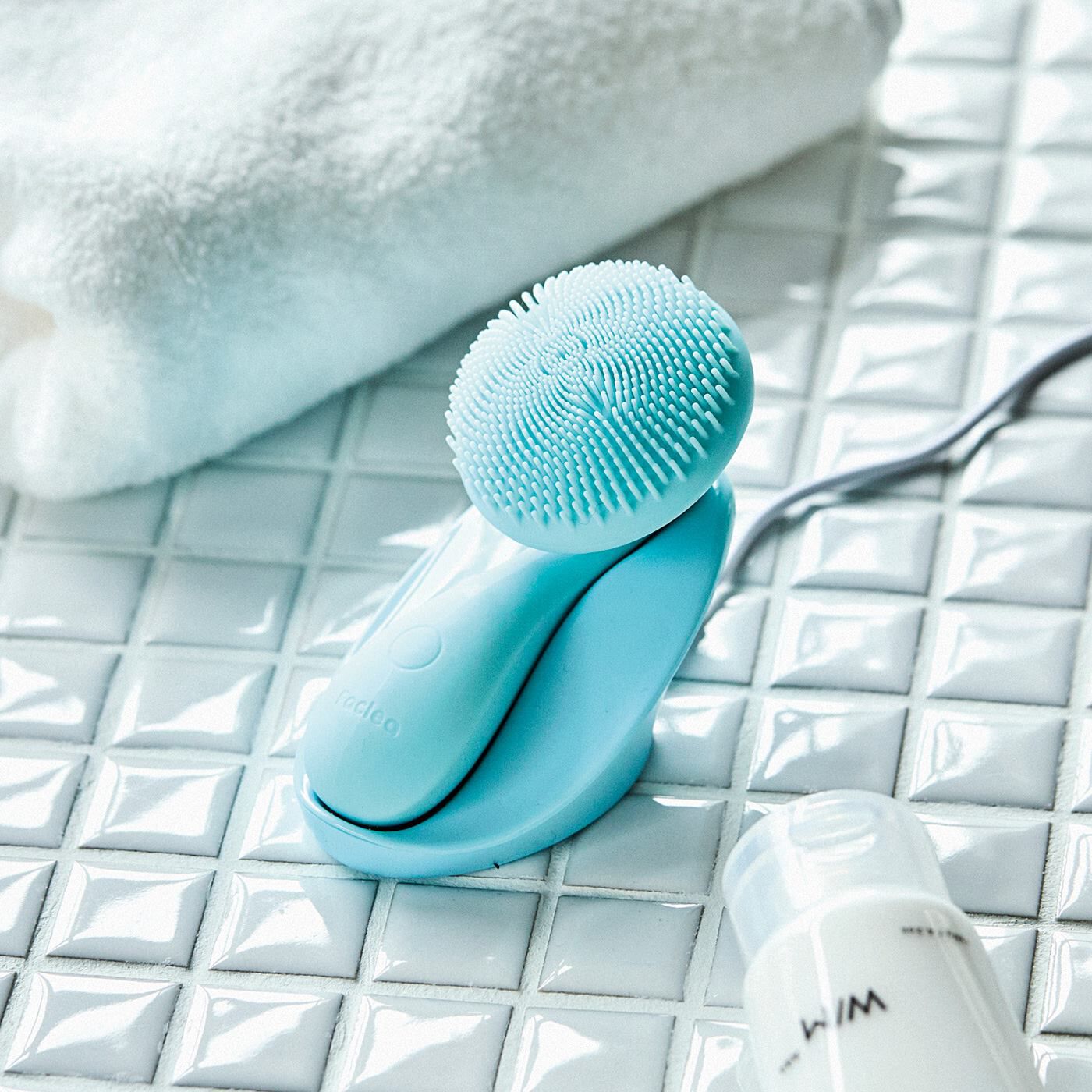 flufeel|新感覚の磁気と音波振動　濃密泡ですっきり洗う うねって揺れ動く洗顔ブラシ〈アクア〉|オン・オフとモードチェンジもスイッチひとつ。ブラシ部分はやわらかなシリコーンで、丸洗いできます。