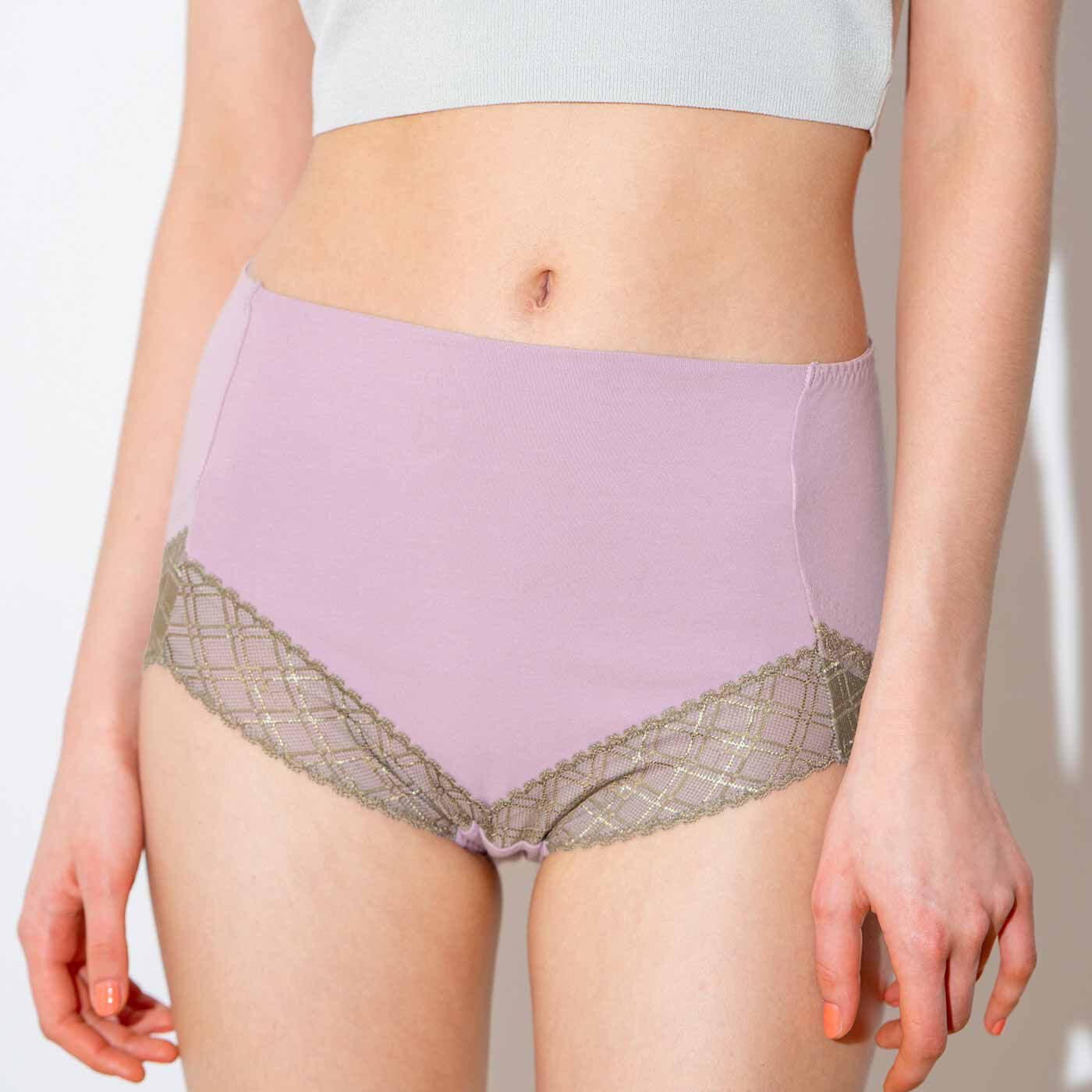 flufeel|吸汗速乾でさらり快適 安心のヌーディーカラー お尻流れガード立体ショーツ〈3L～6L〉の会|ウエスト前側と脚口はノンゴムで締め付け知らず。
