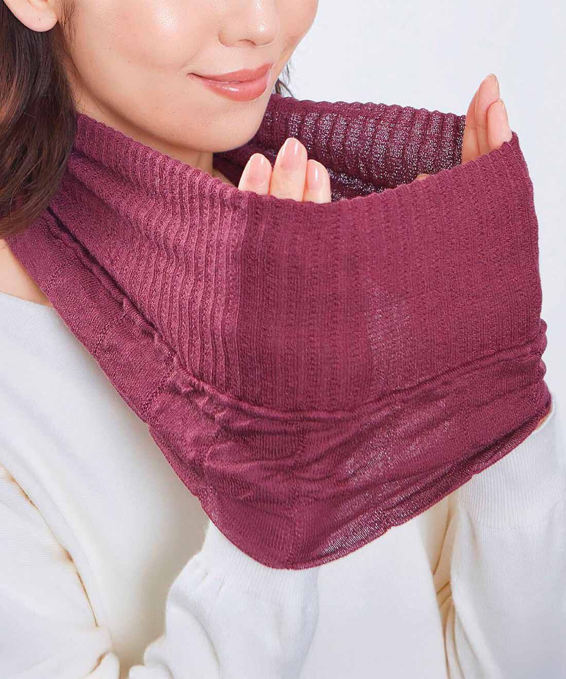 flufeel|シルク95％でふんわり首まわりを包む　しっとりあたたかネックカバー〈グレー〉の会|ゴム入りで伸縮性のある生地だから、メイクやヘアスタイルを気にせず着脱がらくちん。　※写真は〈ローズ〉です。