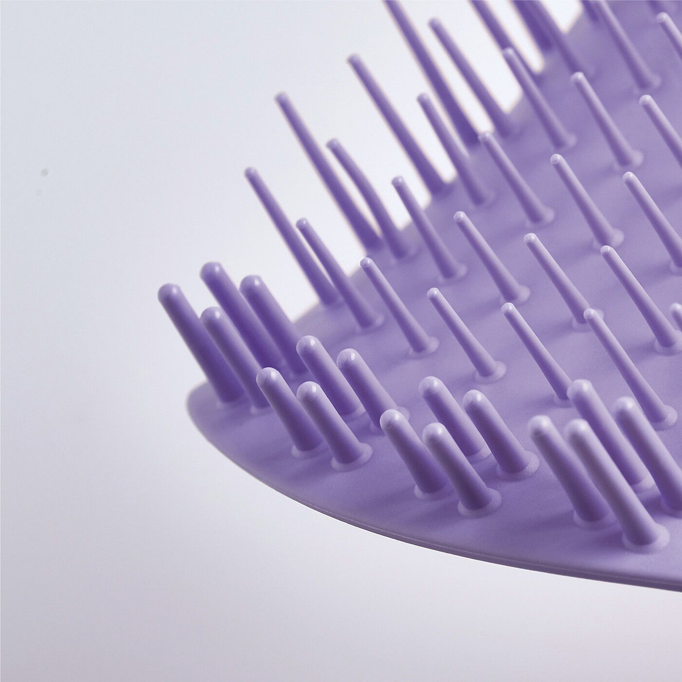 flufeel|手にフィットで地肌すっきり　マッサージしながら健康習慣　タングルティーザー　頭皮ケアブラシの会|中央の細いブラシが頭皮の汚れや古い角質を除去し、端の太いブラシが頭皮をほどよく刺激。