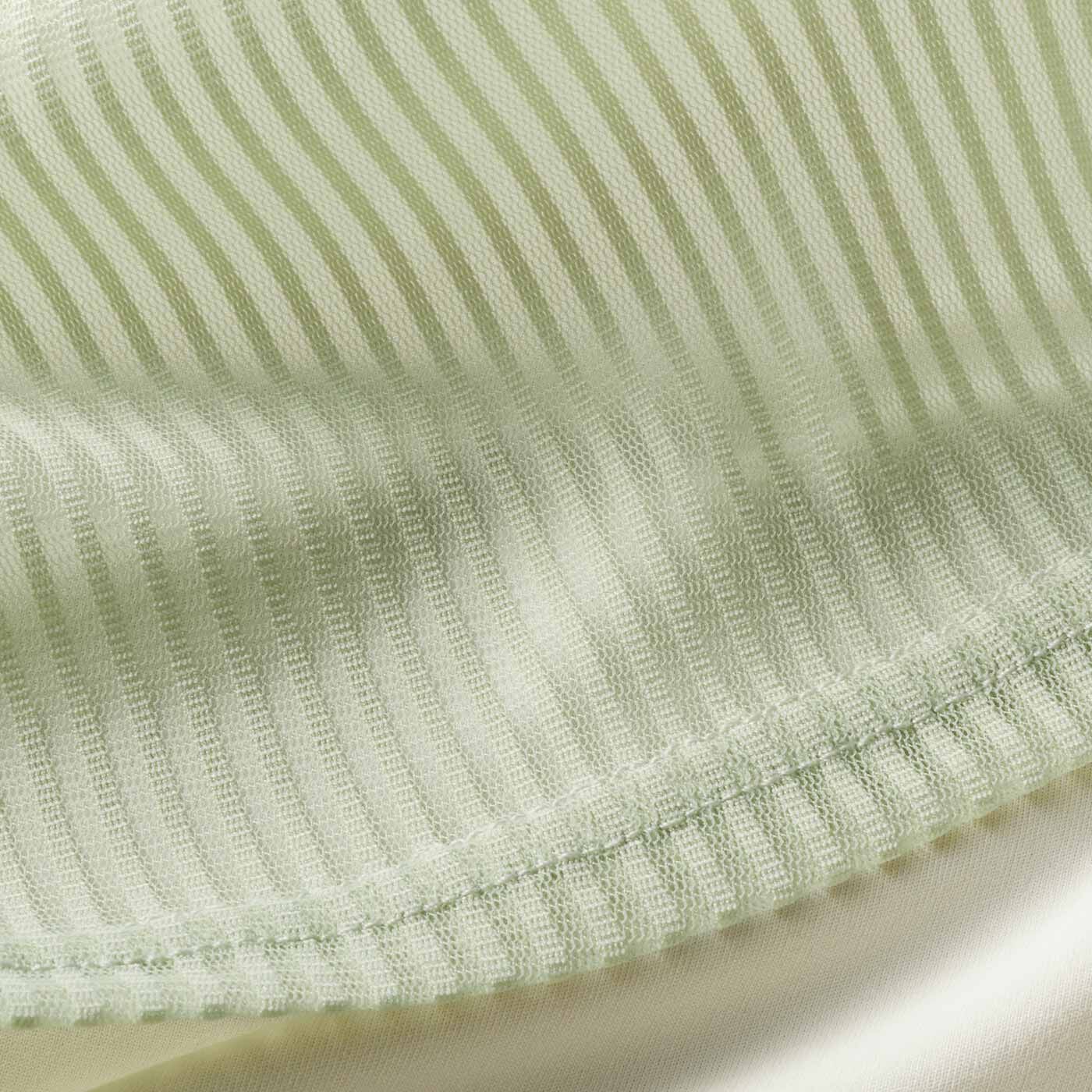 flufeel［フラフィール］|クールな透け感で涼やか印象 ブラインナー付きトップスセットの会|トップスは透け感のある縦ストライプ。
