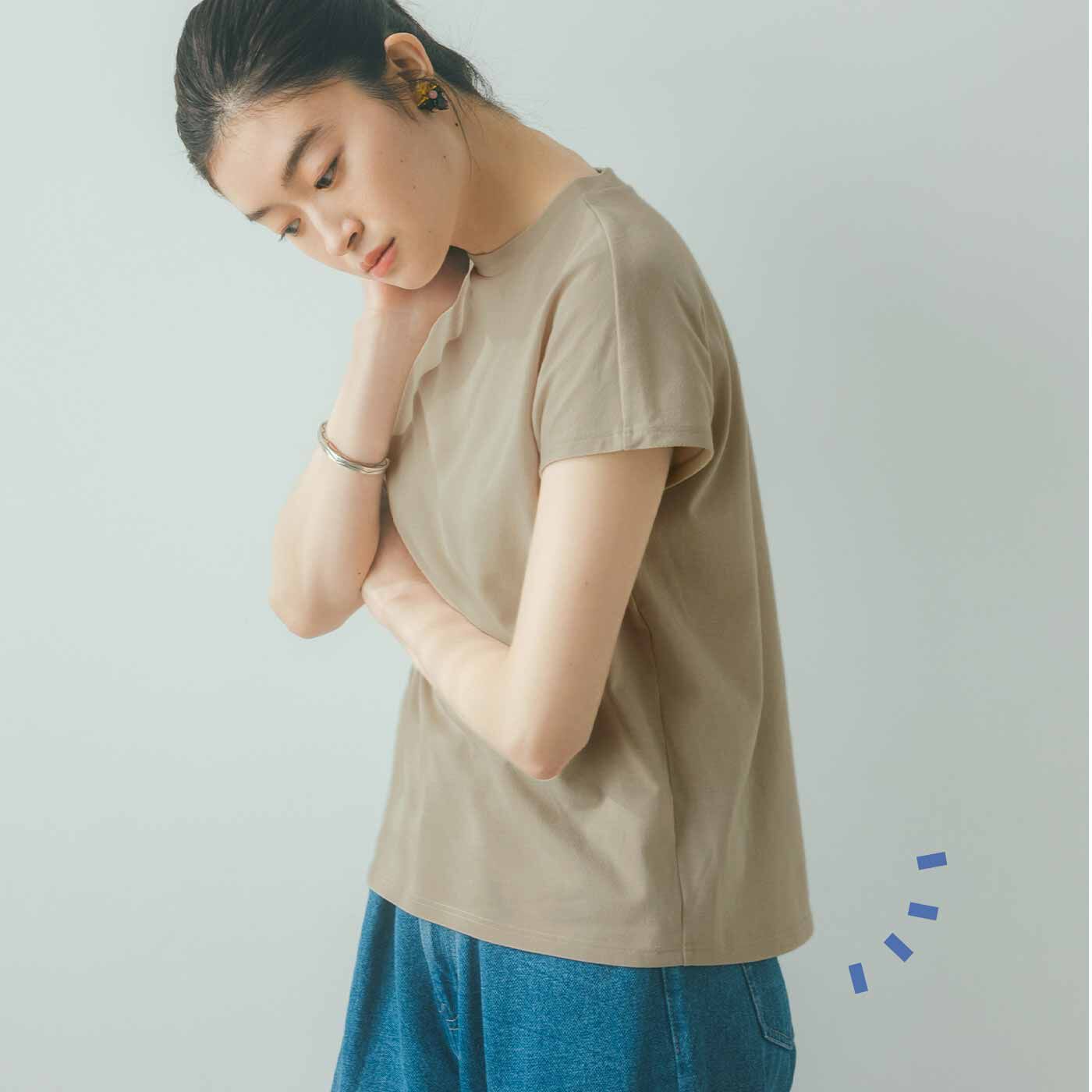 flufeel|【7月分以降お届け】わき、背中、胸もとの汗じみ対策に さわやかに着まわし力上がるフレンチスリーブトップスの会|二の腕をほどよく隠すフレンチスリーブ＆ナチュラルな後ろ下がり設計で腰まわりカバー。