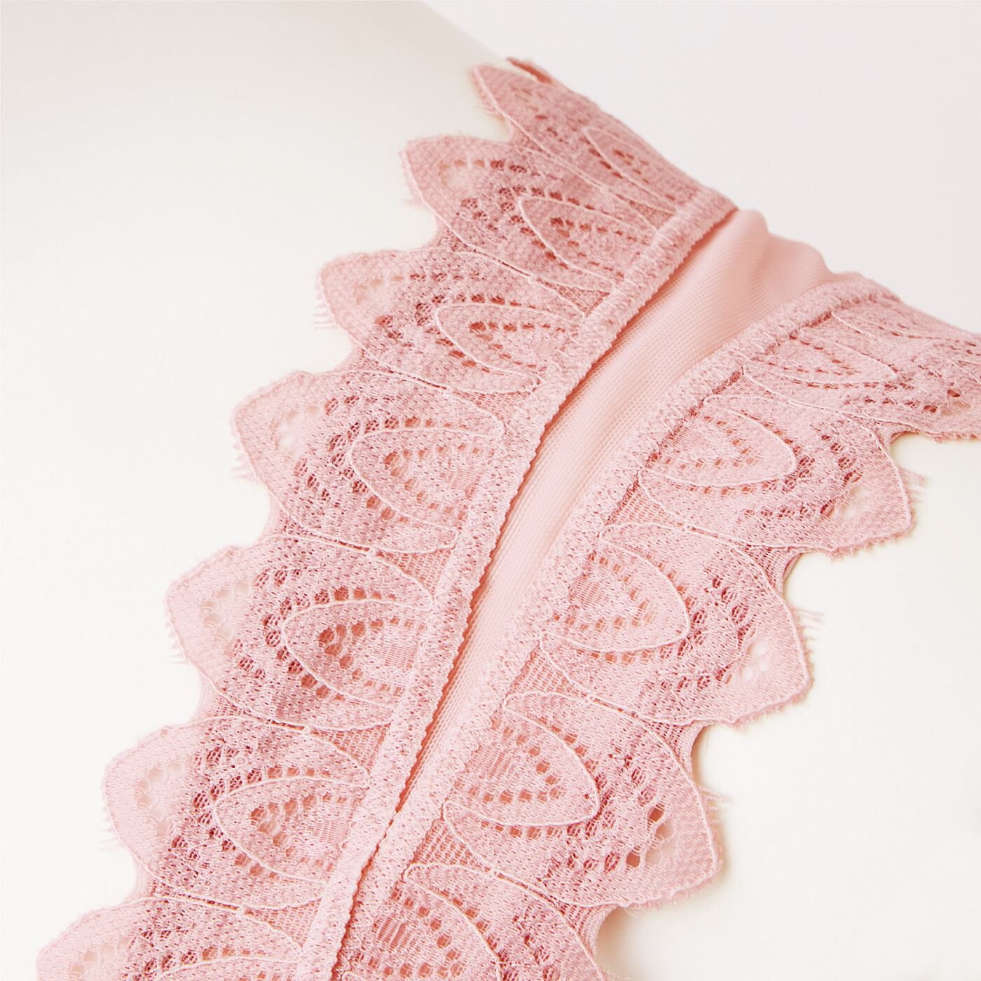 flufeel［フラフィール］|背筋を伸ばしてプリンセスの佇（たたず）まいへ　生まれた日をお祝いする月誕生日のブラインナー＆ショーツ〈S～L〉の会|バースデイケーキのろうそくの火と、いちごの断面に見立てたレース。