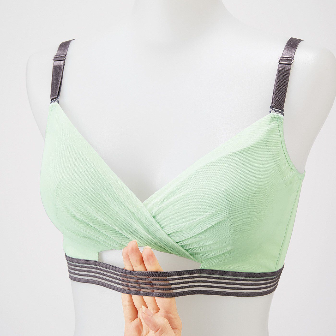 flufeel|スタイリッシュに女性らしく　軽やかなシースルーブラ＆ショーツの会|透け感のあるテープを使用し、涼やかに。むれやすいバスト下はオープン仕様。
