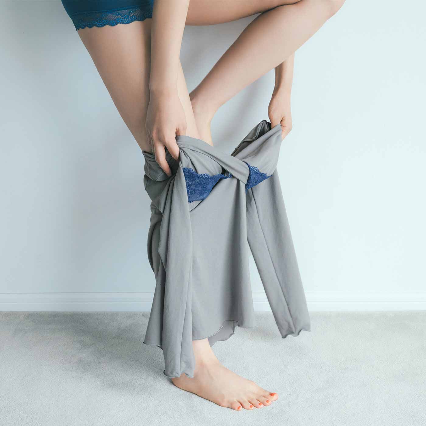 flufeel|ユルセルフ からだが硬くても着られる カシュクール仕立ての吸汗速乾ブラインナーの会|滑らかで伸縮性のある生地で仕立て、衿ぐりがカシュクール仕様で大きく開くので着脱がらくちん。