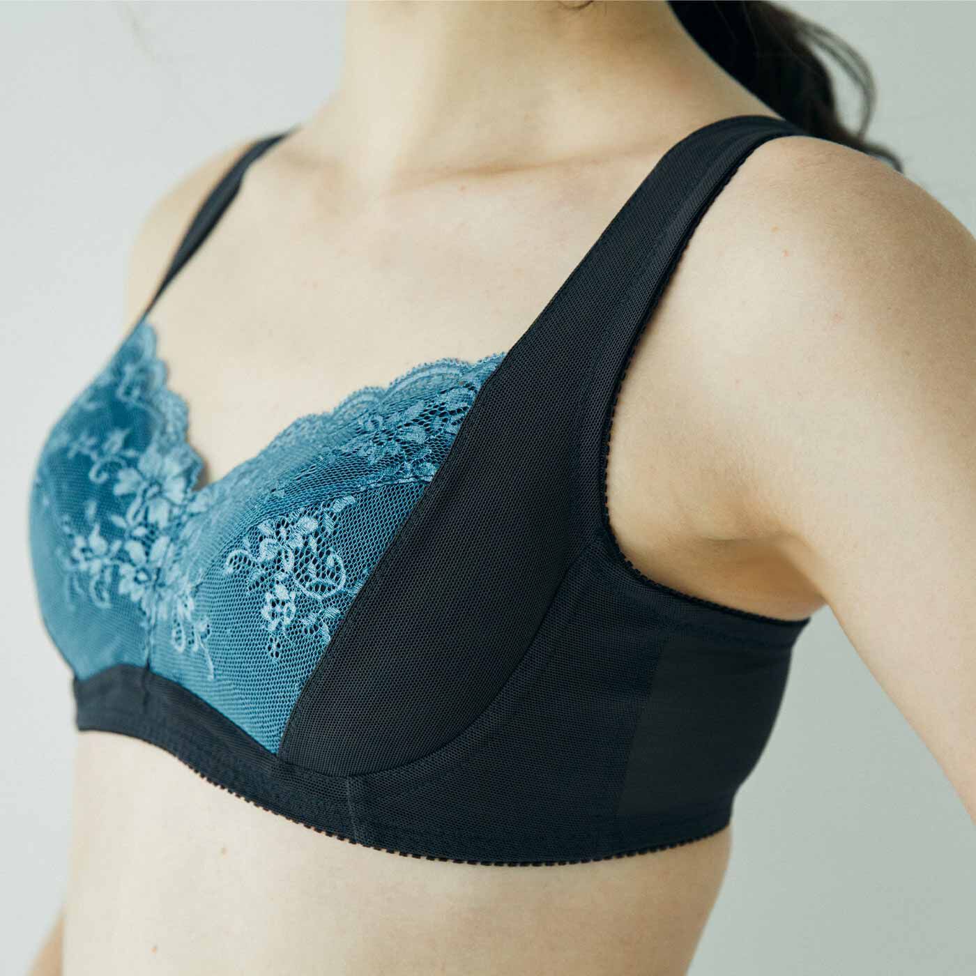 flufeel［フラフィール］|わき肉までしっかり包んで持ち上げる！ 大きい胸も支えて肩らくGパワーリフトアップブラの会|重力に負けずリフトアップ カップのサイドからひと続きの幅広ストラップがバストを持ち上げます。