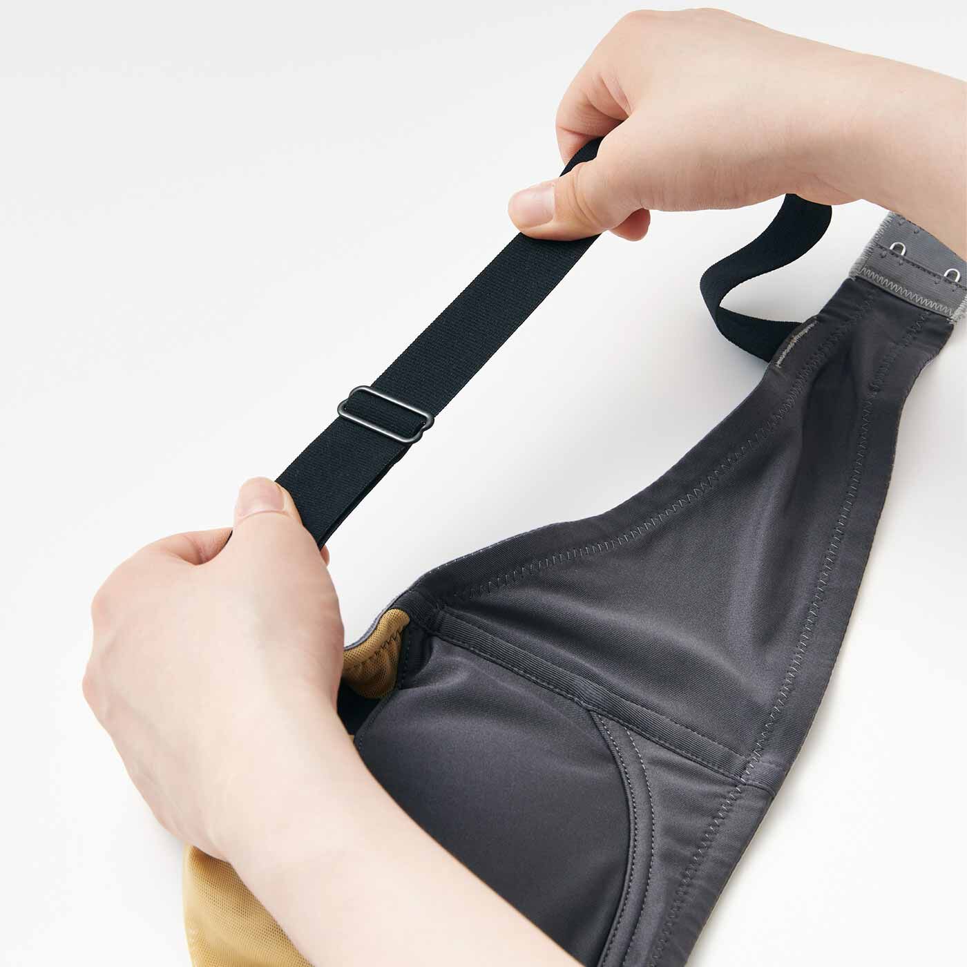 flufeel|エッジの効いた大人配色 幅広ストラップで軽やかに安定 盛らずに整うブラ＆ショーツの会|伸びやかで肩へのくい込みを軽減するストラップ。