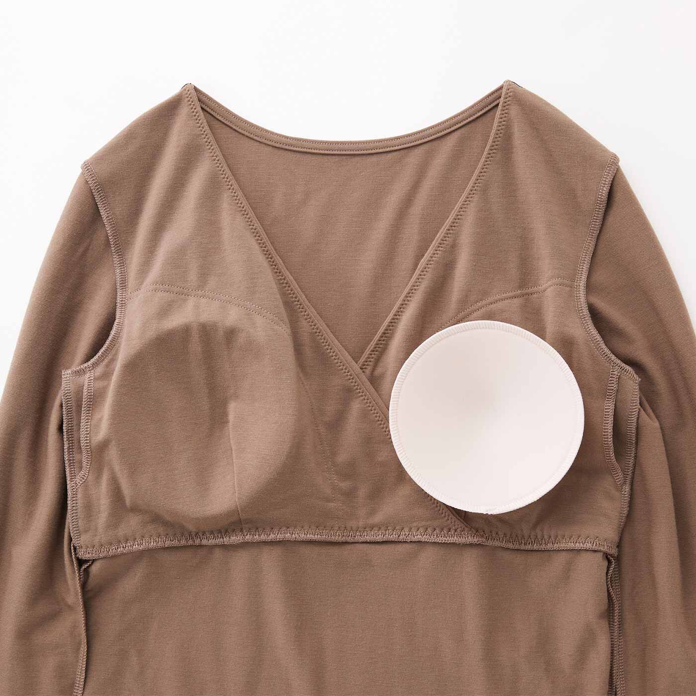 flufeel|ユルセルフ からだが硬くても着られる カシュクール仕立ての吸汗速乾ブラインナーの会|Front〈肌側〉取り外し可能なカップ付き。