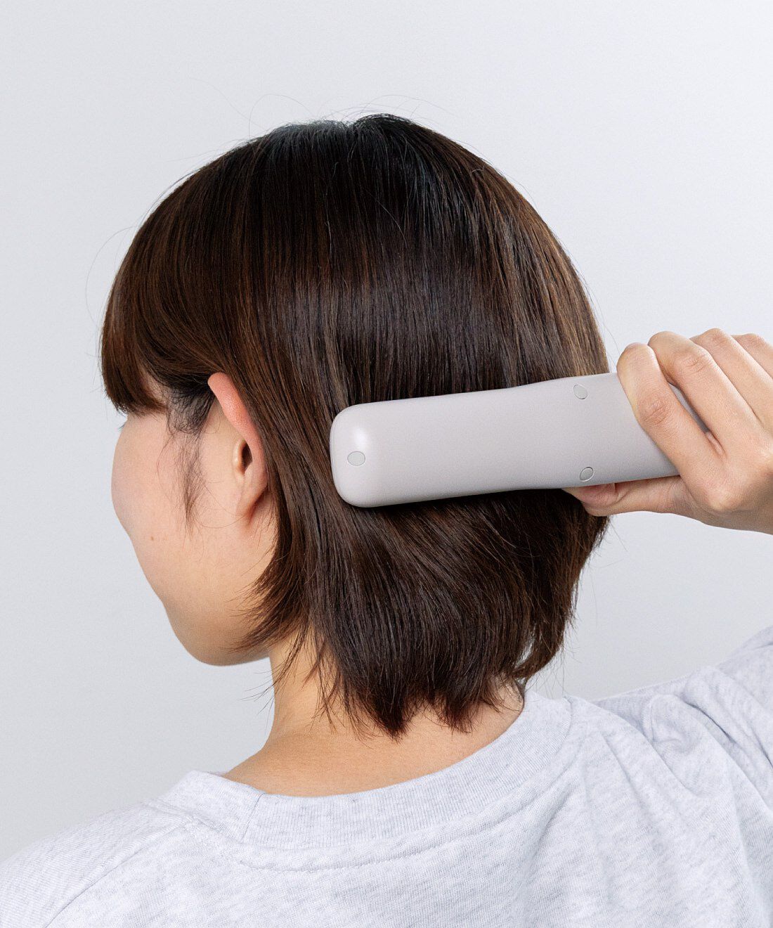 flufeel|不器用さんこそおすすめ　とかすだけで後ろ髪まで　サロンスタイル　コードレスヒーターブラシ〈サンドベージュ〉|ショートの後ろ髪にも　ピンの表面が熱くなりにくい構造なので、肌に近い部分や、えり足のスタイリングも安心。