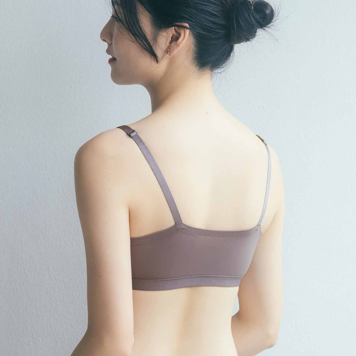 flufeel|補整初心者さんのための ワンタッチでバスト整う 優美なフロントオープンブラの会|しっかりと生地が伸びて背中にフィット。段差にもなりにくい。