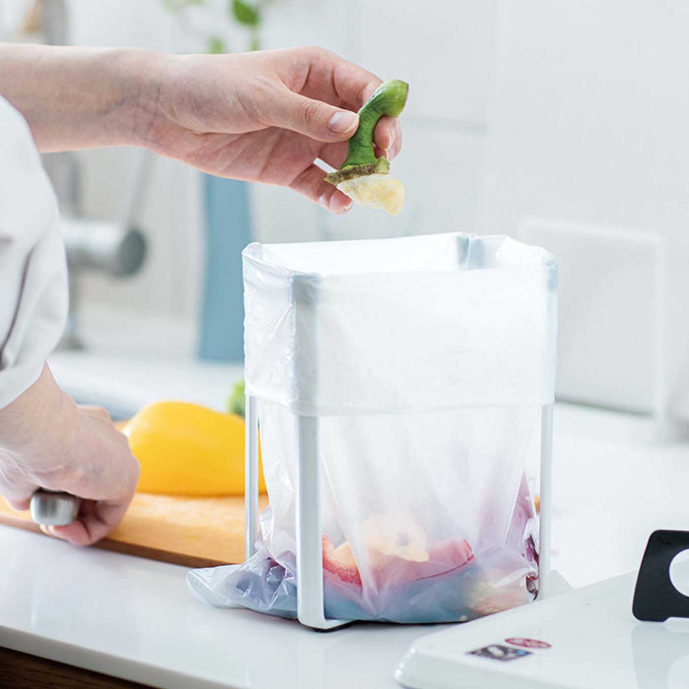 フェリシモの雑貨Kraso［クラソ］|1/d MINI GARBAGE BAGS　ミニごみ袋（詰め替え用）の会|料理中にサッと生ごみを捨てるのに便利なサイズ。