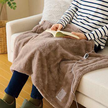 フェリシモの雑貨 Kraso | 掛けて巻いてはおれるUSB電熱ブランケット