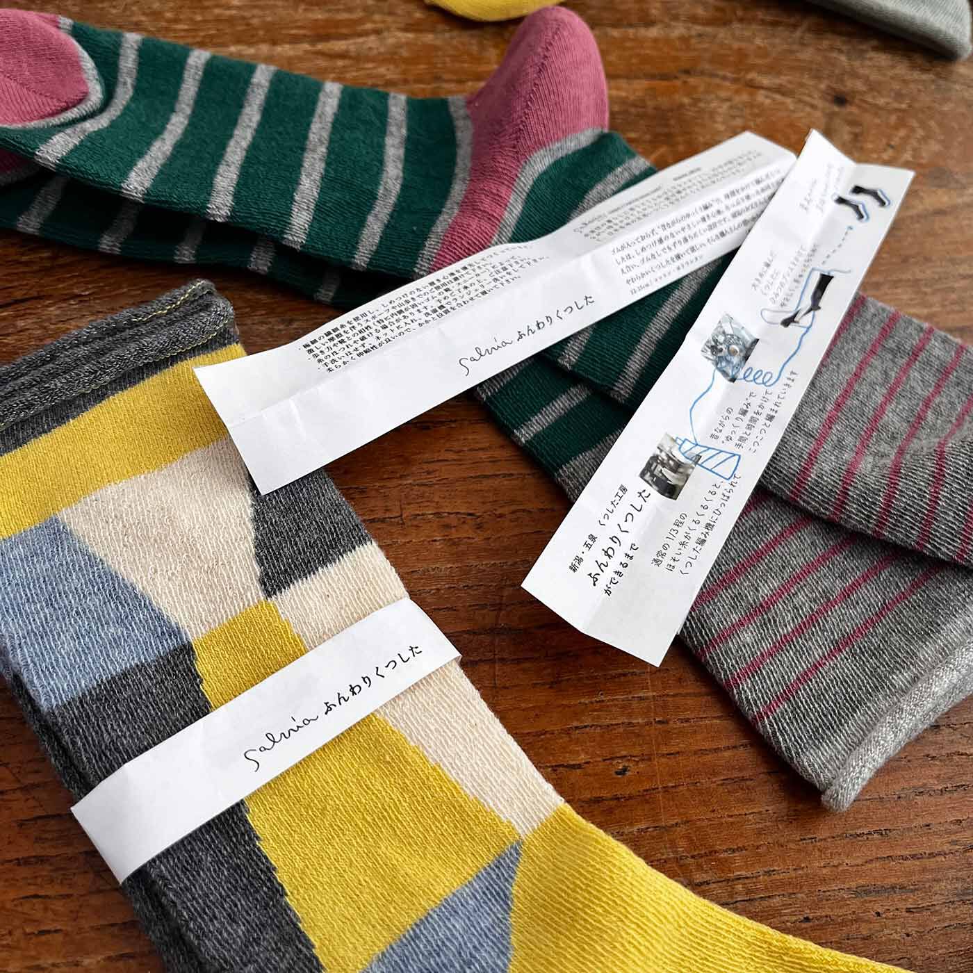 フェリシモの雑貨Kraso［クラソ］|サルビア ゴムなしでやさしいはき心地 ふんわりくつしたの会|考えた人・作った人・使う人。すべての人からすべての人へ愛があふれている気がします。紙帯ひとつとってもかわいい。愛のある佇まい。