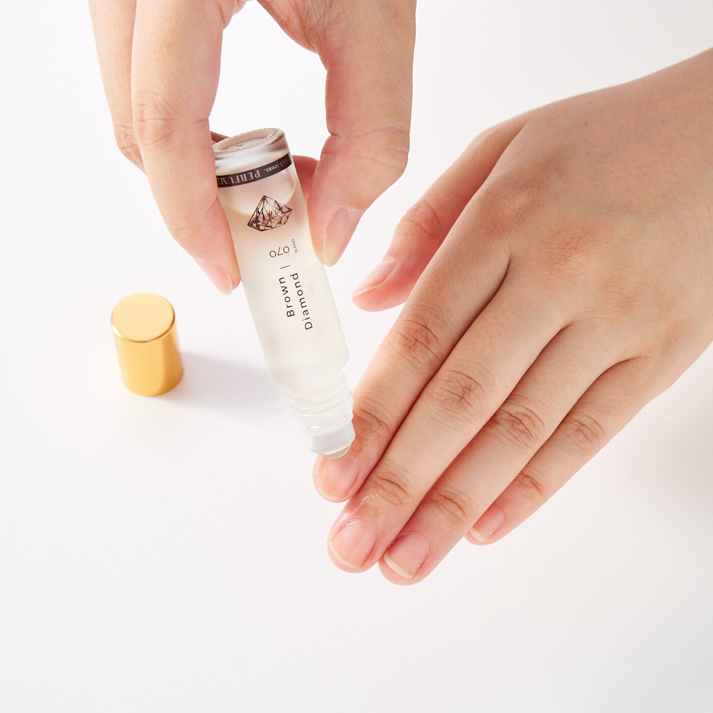 フェリシモの雑貨 Kraso|PERFUMERS  ロールオンパフュームオイルの会|適量を調節しやすいので、ネイルオイルとして甘皮ケアにも。ボトルのまま塗布できるので外出先でも使いやすい。
