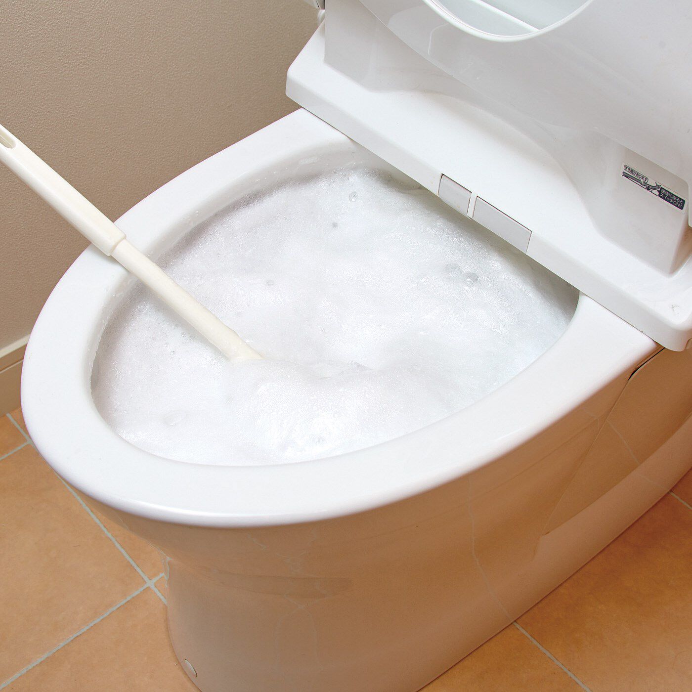フェリシモの雑貨 Kraso|月１回のすっきり習慣！　たっぷり泡でラップ掃除 トイレ泡もこもこ除菌クリーナーの会|How to Use 【2】約3?5分後、ふくらんだ泡をトイレブラシでまんべんなく塗り広げ、ふち裏にも泡を押し込みます。