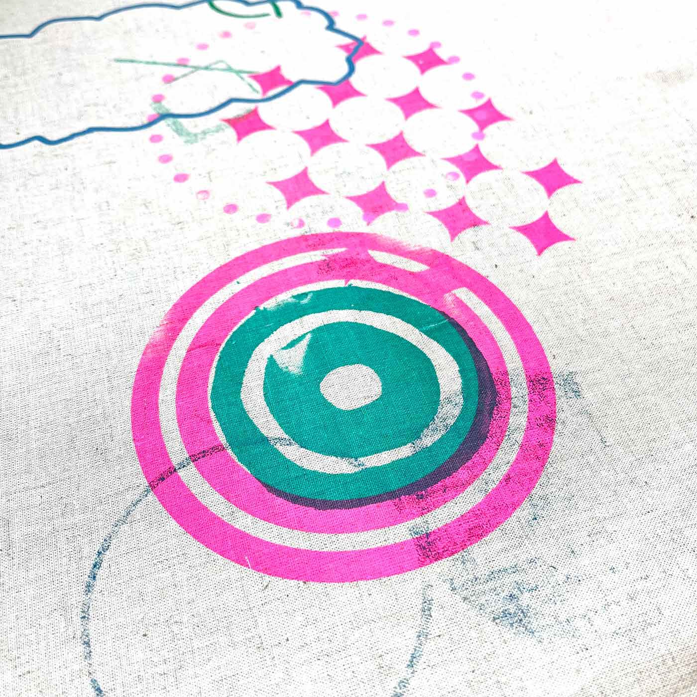 フェリシモの雑貨 Kraso|【数量限定】LIVE WORKS トートバッグ〈ナチュラル〉|※インク飛び・かすれ・ずれ・裏映りなどいろいろありますが、すべてハンドプリント作品の味わいとしてお楽しみください。