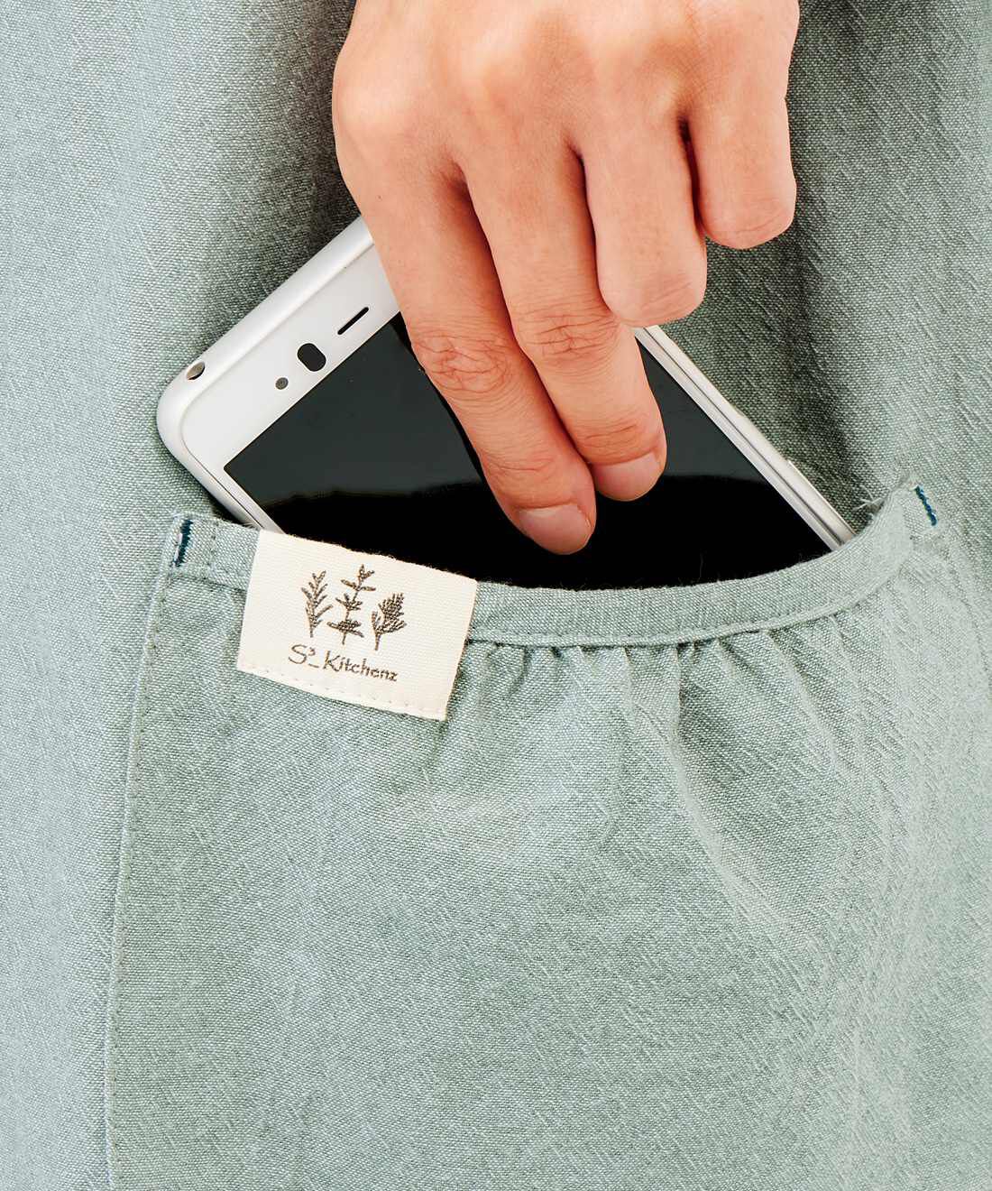 フェリシモの雑貨 Kraso|エスキューブキッチンズ　パッとかぶるだけ　動きやすいゆったりサイズのチュニック風リブ袖割烹着の会|大きめポケットは、丸みのあるかわいいシルエット。