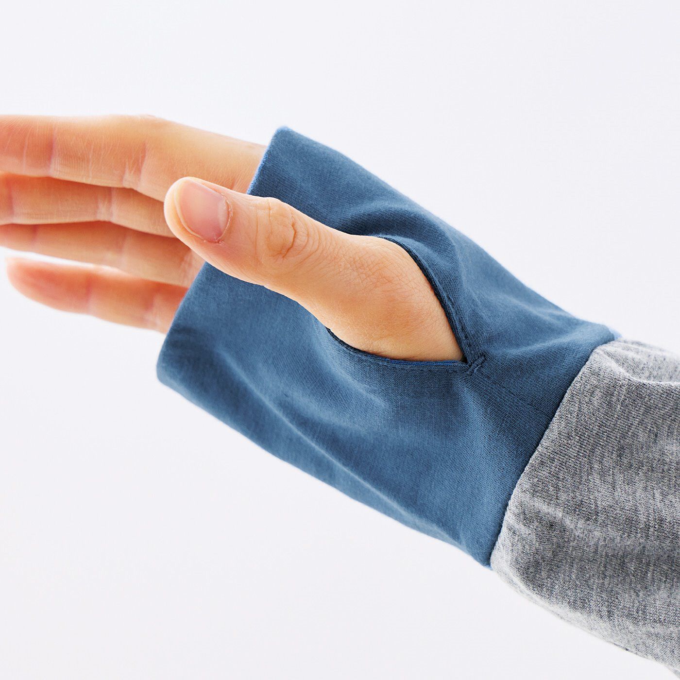 フェリシモの雑貨 Kraso|UVカット＆吸水速乾　クレイジーパターンのポケッタブルパーカーの会|手の甲までカバーできるサムホール付き。