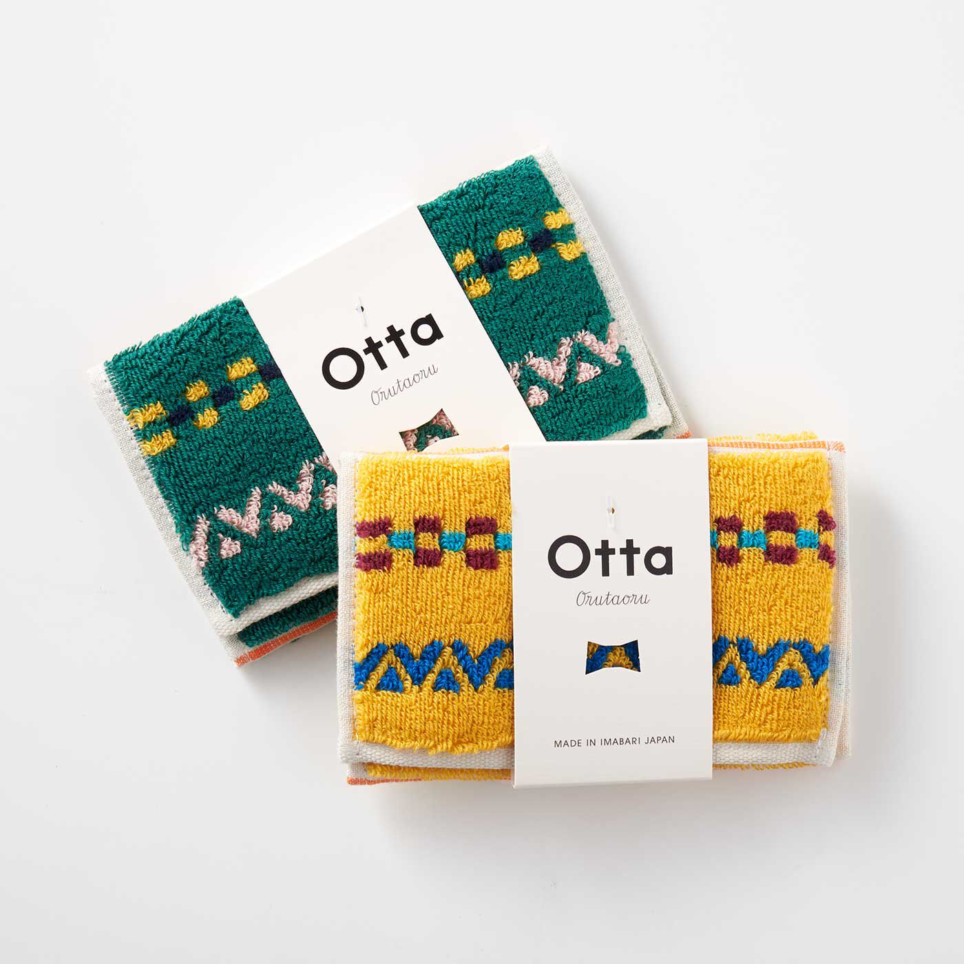 フェリシモの雑貨Kraso［クラソ］|さすが今治タオルの吸水性！ 三つ折りハンカチ「Otta」２枚セットの会|かわいい紙帯で巻いてあります。そのままギフトにできますね。