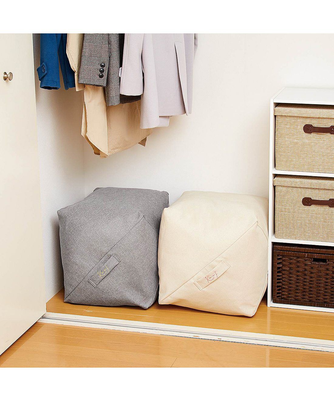 フェリシモの雑貨 Kraso|クーフゥ　クローゼットにも収納しやすい　クッションみたいに使える寝具収納カバーの会|横に並べて上部のスペースを空けたり。