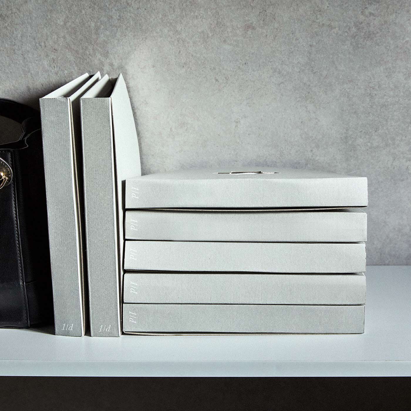 フェリシモの雑貨 Kraso|1/d for Shirts トップスたたんで収納ボード〈Tシャツ〉の会|服を入れたまま、立てたり重ねたり