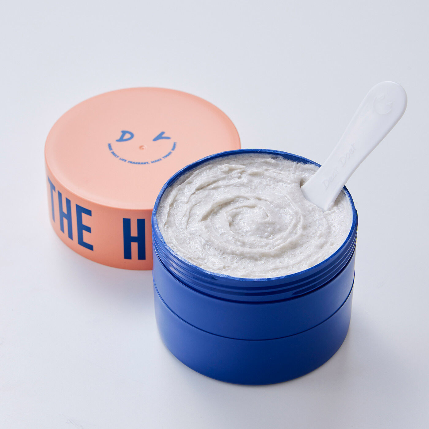 フェリシモの雑貨 Kraso|ＤｅａｒＤｏｅｒ　ボディースクラブ300ｍｌ〈パーライト〉の会|〈パーライト(※1)×ソルト(※2)〉　泡立ててボディーウォッシュとしても使えるタイプ。大小2 個の粒子が古い角質を取り除き、うるおう肌へ。　※1 角質除去成分　※2 塩化Na(角質除去成分)