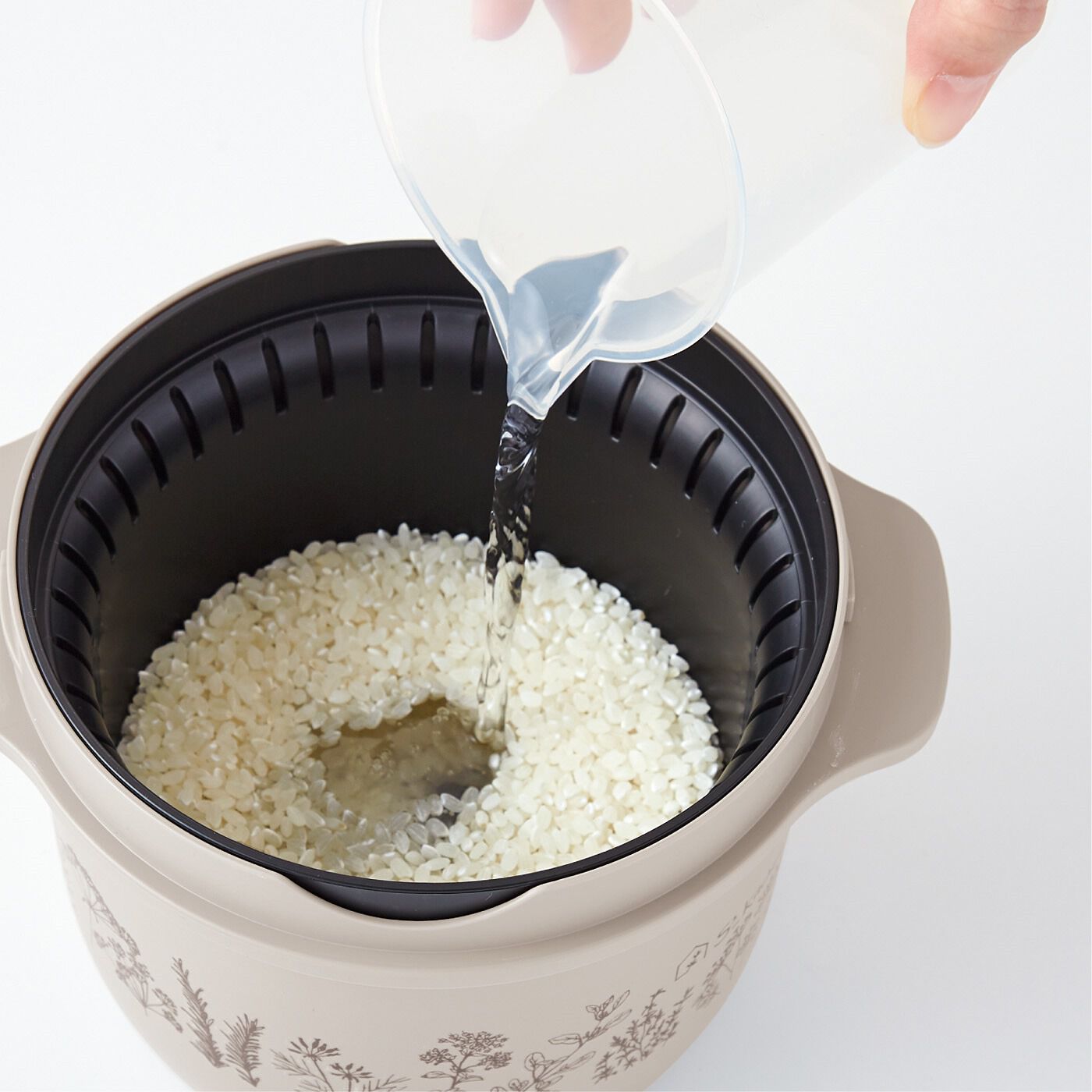 フェリシモの雑貨Kraso［クラソ］|エスキューブキッチンズ　2重容器で蒸気が循環　電子レンジでふっくら炊ける　スチームライスクッカー〈1合用〉|3．内容器に分量の水を入れます。