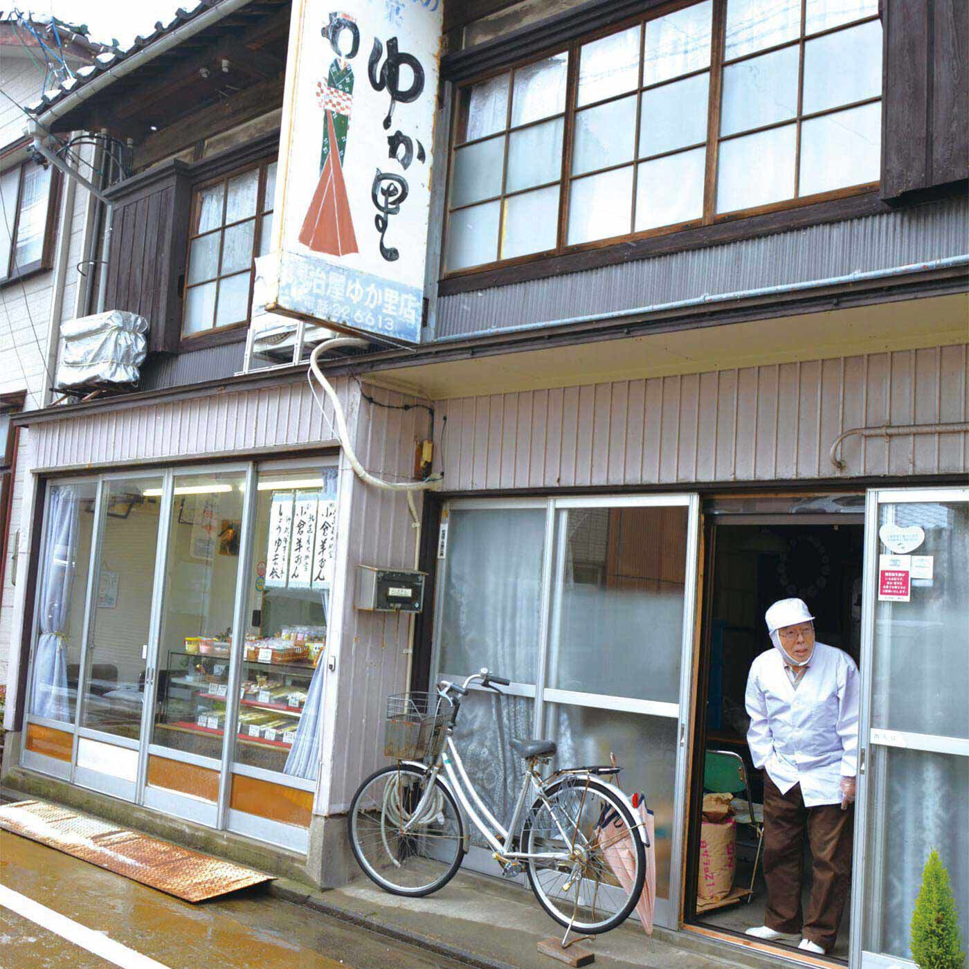 フェリシモの雑貨 Kraso|浮き星ぺーパーボックス入り 2種セット|お店の看板にもありますが、「浮き星」のもともとの名まえは「ゆか里」。お店から外をのぞいているのが、つくり手の小林さん。昔は「ゆか里」をつくるお店は何軒もあったけれど、年々売れ行きは減少し、同じようなつくり方でつくれる職人は、新潟市ではとうとう小林さんたったひとりに。どうなる「ゆか里」！？ そして「ゆか里」は、なぜ「浮き星」になったのか！？
