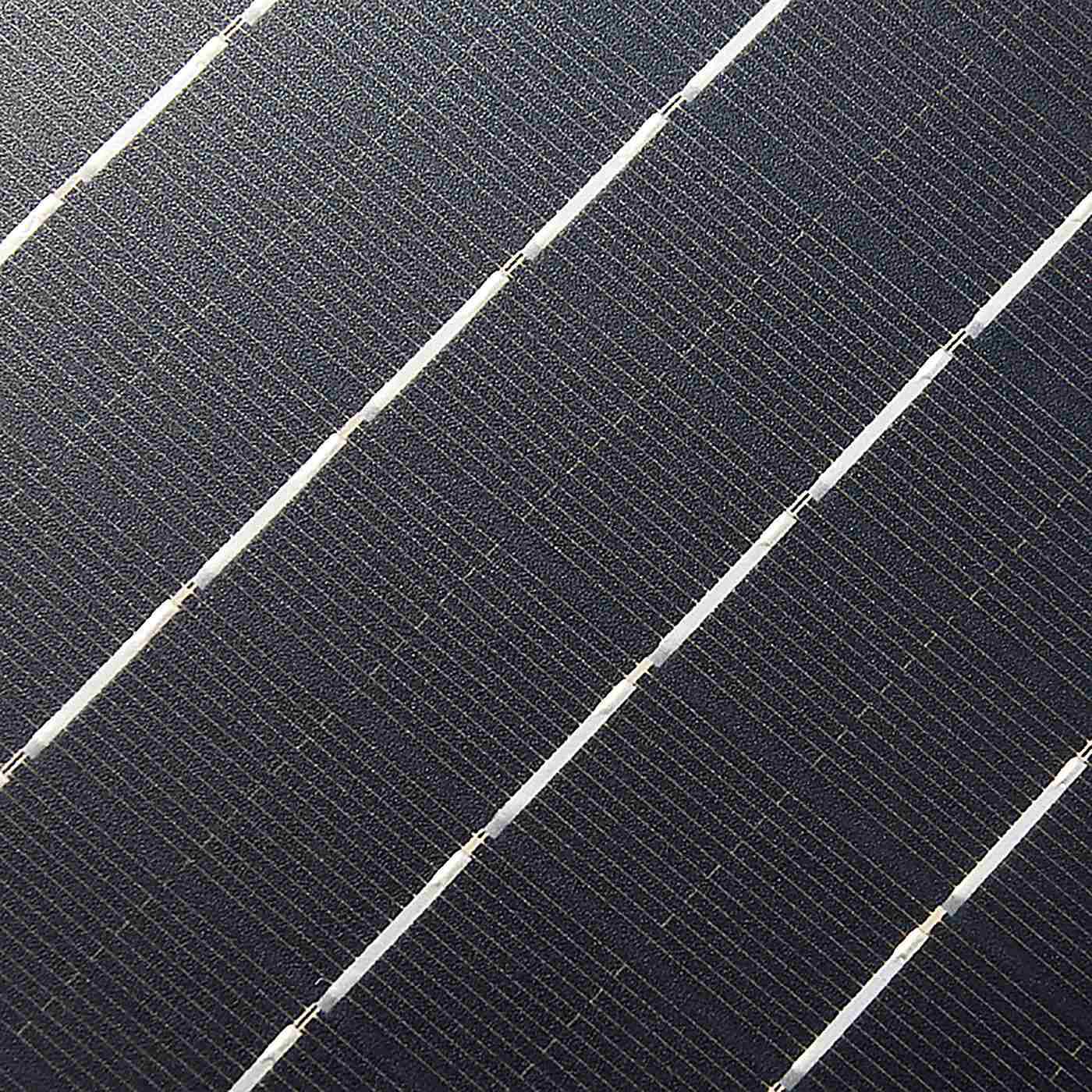 フェリシモの雑貨 Kraso|いざというときの電源確保！　太陽光で自家発電 たたんで収納 スマートな4面ソーラーパネル|細かい電極が詰まった大型40Wのソーラーパネル4面仕様。横最大約1.2mに広げられ、太陽光を給電します。