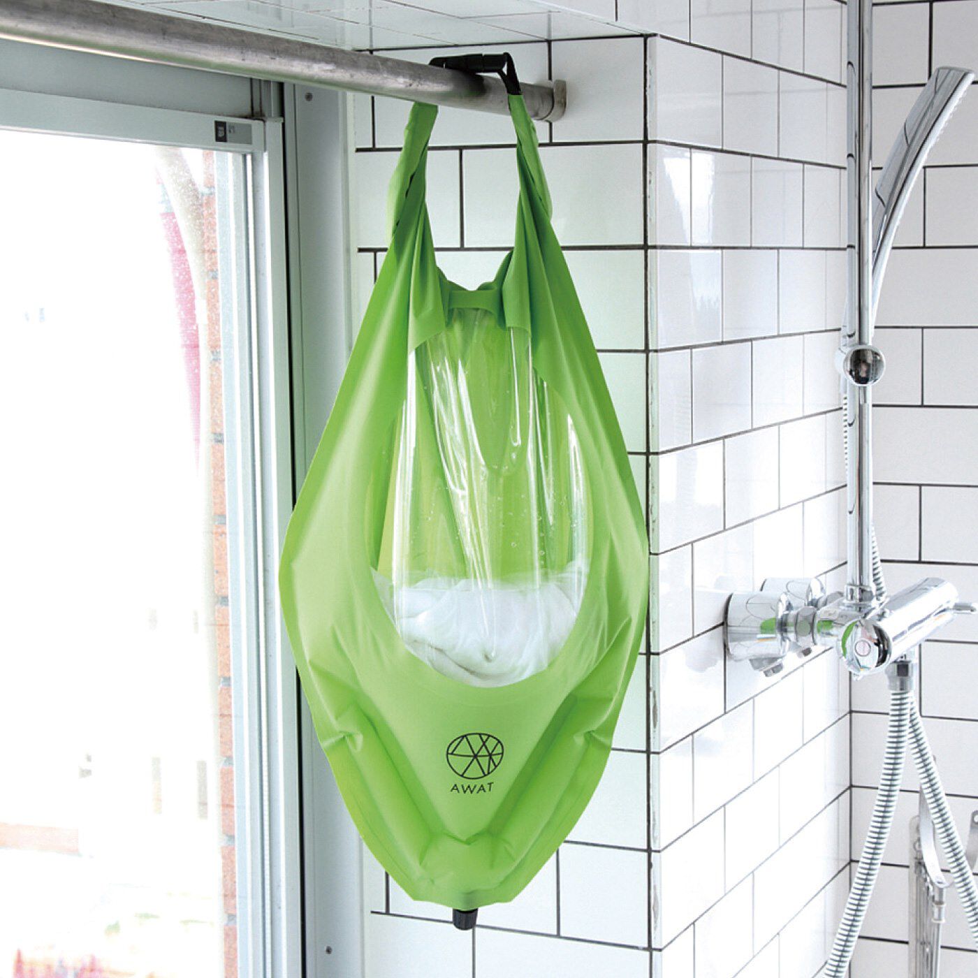 フェリシモの雑貨 Kraso|USEDo　まるで持ち運べる洗濯機　水を入れてシャカシャカするだけ　洗濯から脱水までできちゃうウォッシュバッグ〈３Ｌ〉|汚れがひどいときのつけ置き洗いにも使えます。※写真は〈6L〉です。