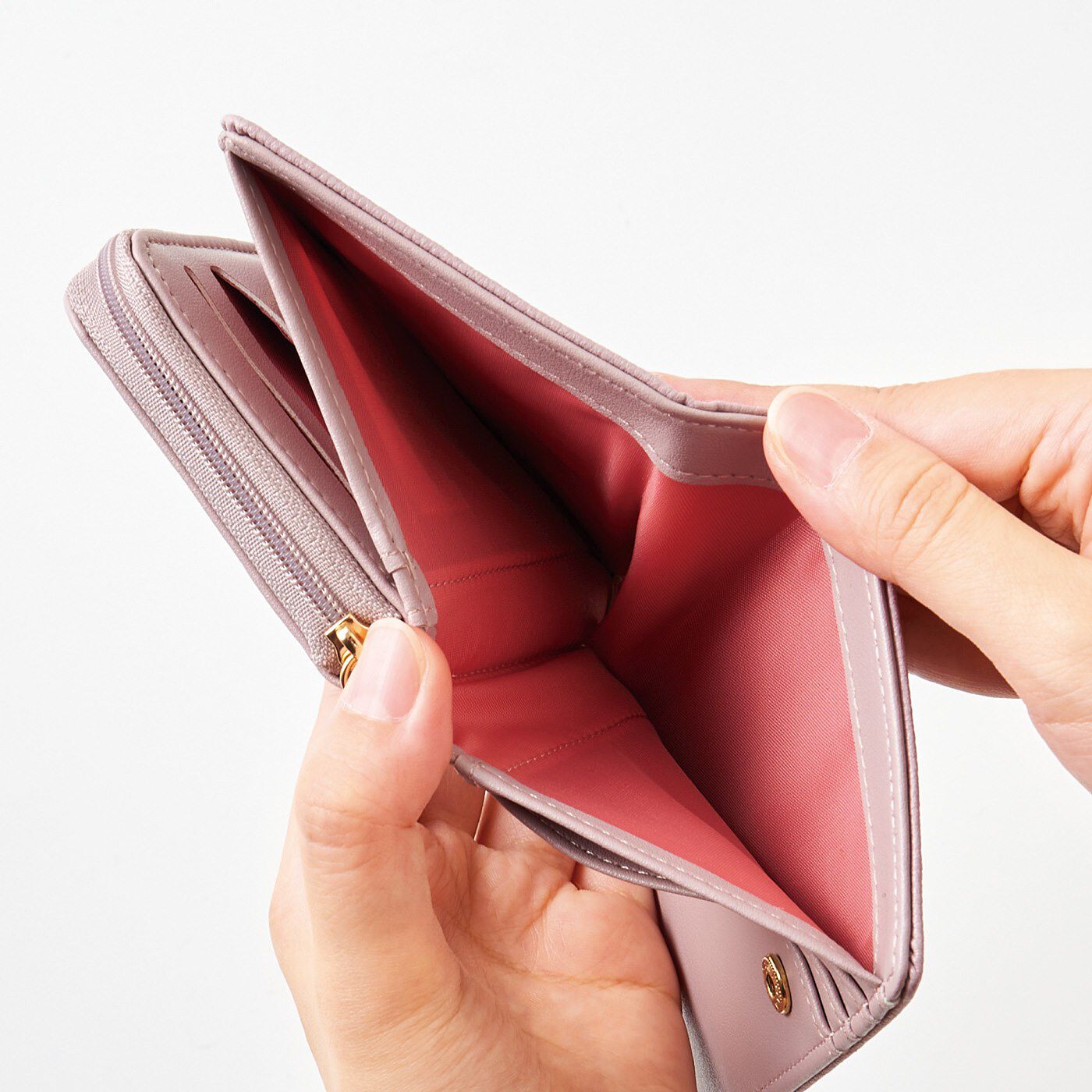フェリシモの雑貨Kraso［クラソ］|大人さくら色に心躍る　透明ポケットがついた二つ折り財布|お札入れの内側も心華やぐさくら色。
