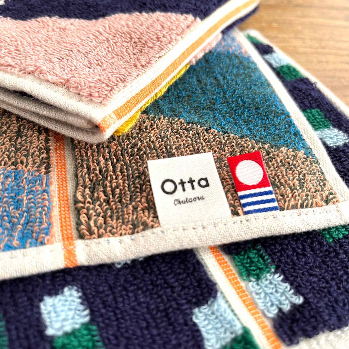 フェリシモの雑貨Kraso［クラソ］|さすが今治タオルの吸水性！ 三つ折りハンカチ「Otta」２枚セットの会|「Otta(オッタ)」は、1932年創業の老舗、田中産業株式会社の登録商標です。カラフルで楽しい「Otta」のハンカチは、センターに折り目のある定番の二つ折り構造や、さらにコンパクトな三つ折り構造が最大の特徴です。吸水性は抜群なのに、折りたたむとどうしてもかさばってしまうのが、タオルハンカチの難点。 そこで、正方形が常識だった定番のタオルハンカチを、約半分のサイズ（25×12.5cm）にし、 センターに折り目のある二つ折りや三つ折りにすることで、折りたたんでもかさばらない構造に！ ちょっとしたことのようだけれど、画期的。すごい。しかもハーフと言いつつ、実は手をふくのにちょうどいい絶妙サイズ。おすすめです。（意匠登録済）