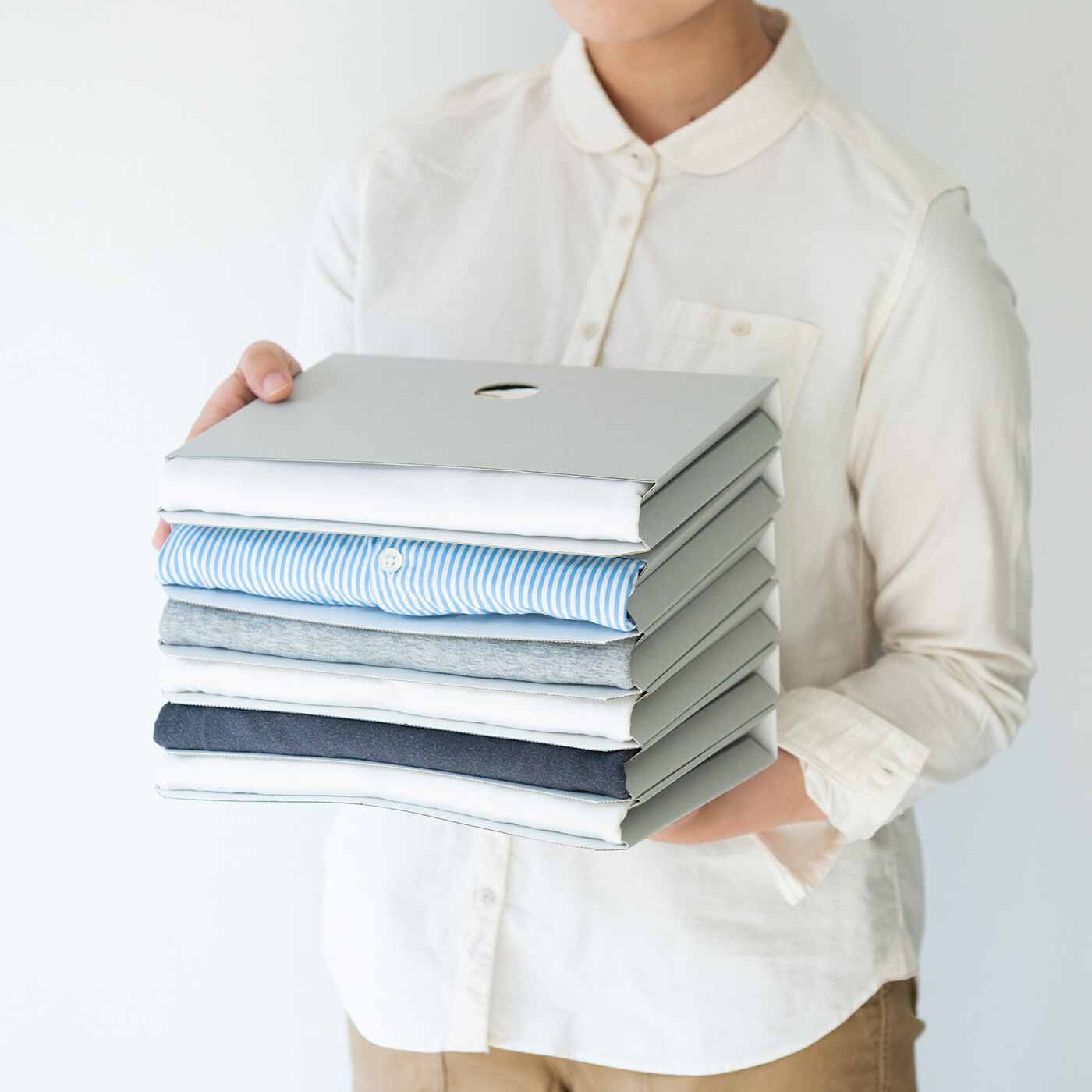 フェリシモの雑貨 Kraso|1/d for Shirts トップスたたんで収納ボードの会|Tシャツ、ロングTシャツ、シャツ、カットソー、薄手のセーター・カーディガンなどに対応。※洋服の厚みや形状によっては収納できなかったり、シワになったりする場合があります。