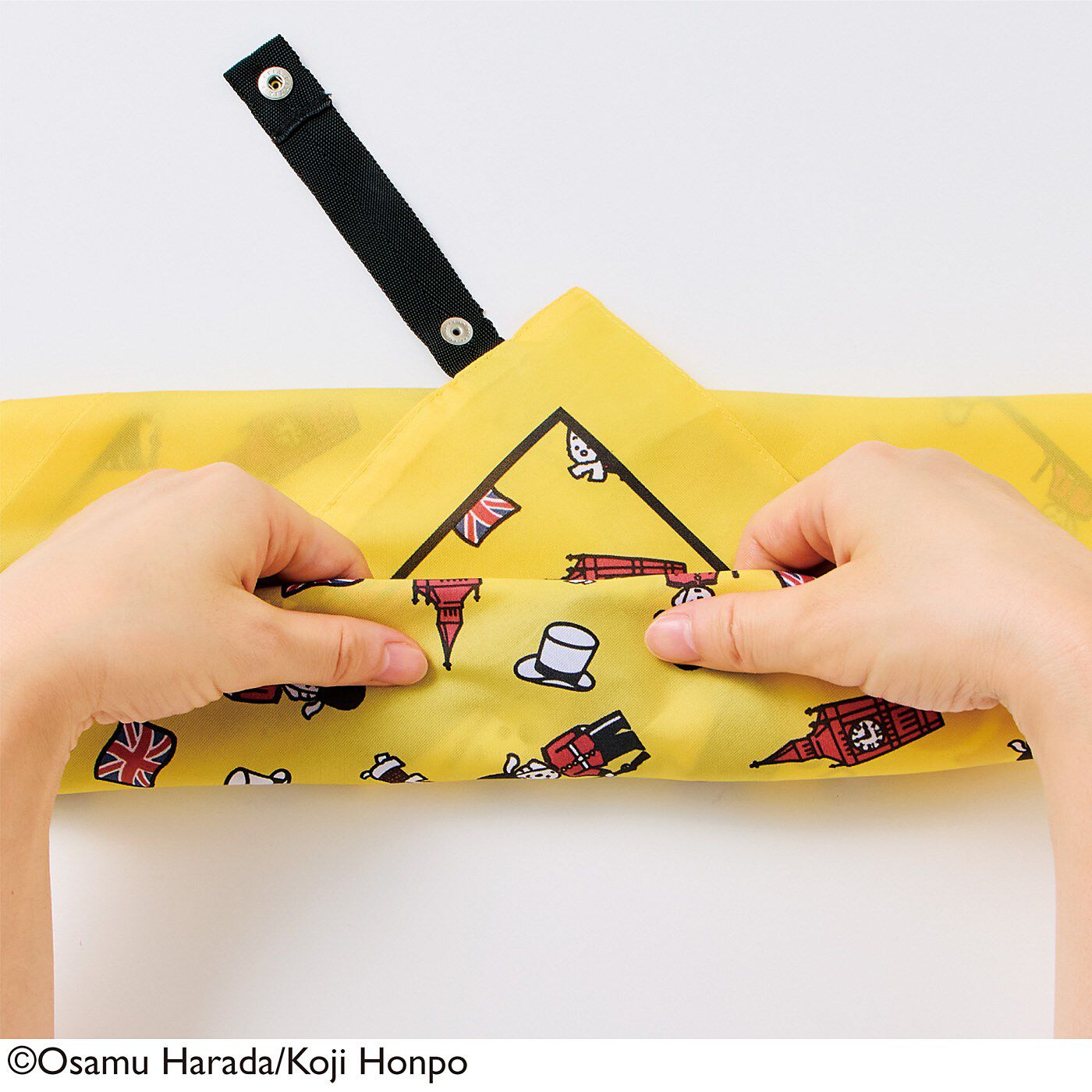 フェリシモの雑貨 Kraso|USEDo×OSAMU GOODS　タイムレスな「かわいい」　急な買い物も安心　結んで旅するスカーフエコバッグの会|三角になるように対角線でたたみ、頂点からもう半分に折り丸めます。