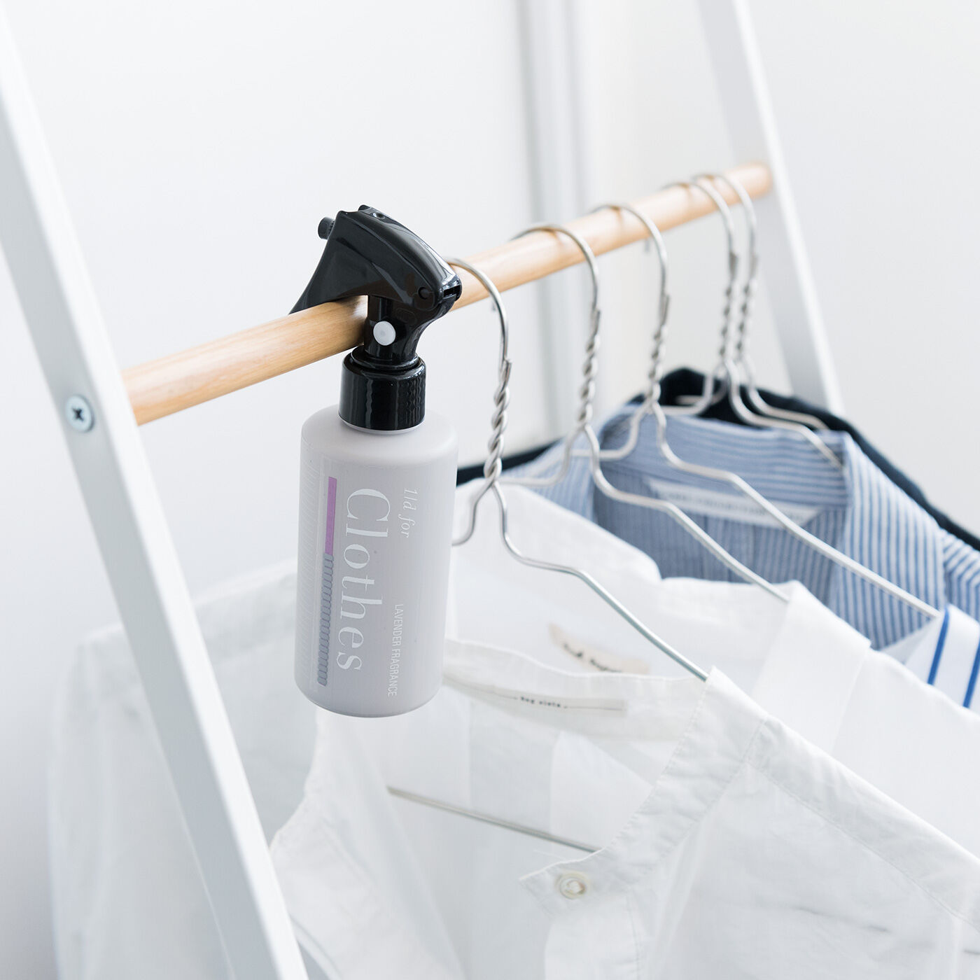 フェリシモの雑貨 Kraso|1/d for Clothes 衣類用しわ取り消臭剤の会|毎日は洗濯しない秋冬の衣類は、しわを取ってクローゼットへ。出しっぱなしでもオシャレな、暮らしになじむデザイン。