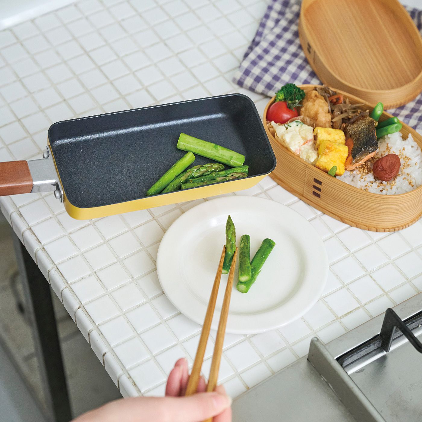 フェリシモの雑貨 Kraso|エスキューブキッチンズ　卵ひとつできれいな卵焼きができるフライパン|重さは約200gと軽くて扱いやすく、あわただしい朝の時間でもさっと取り出せて調理がはかどります。