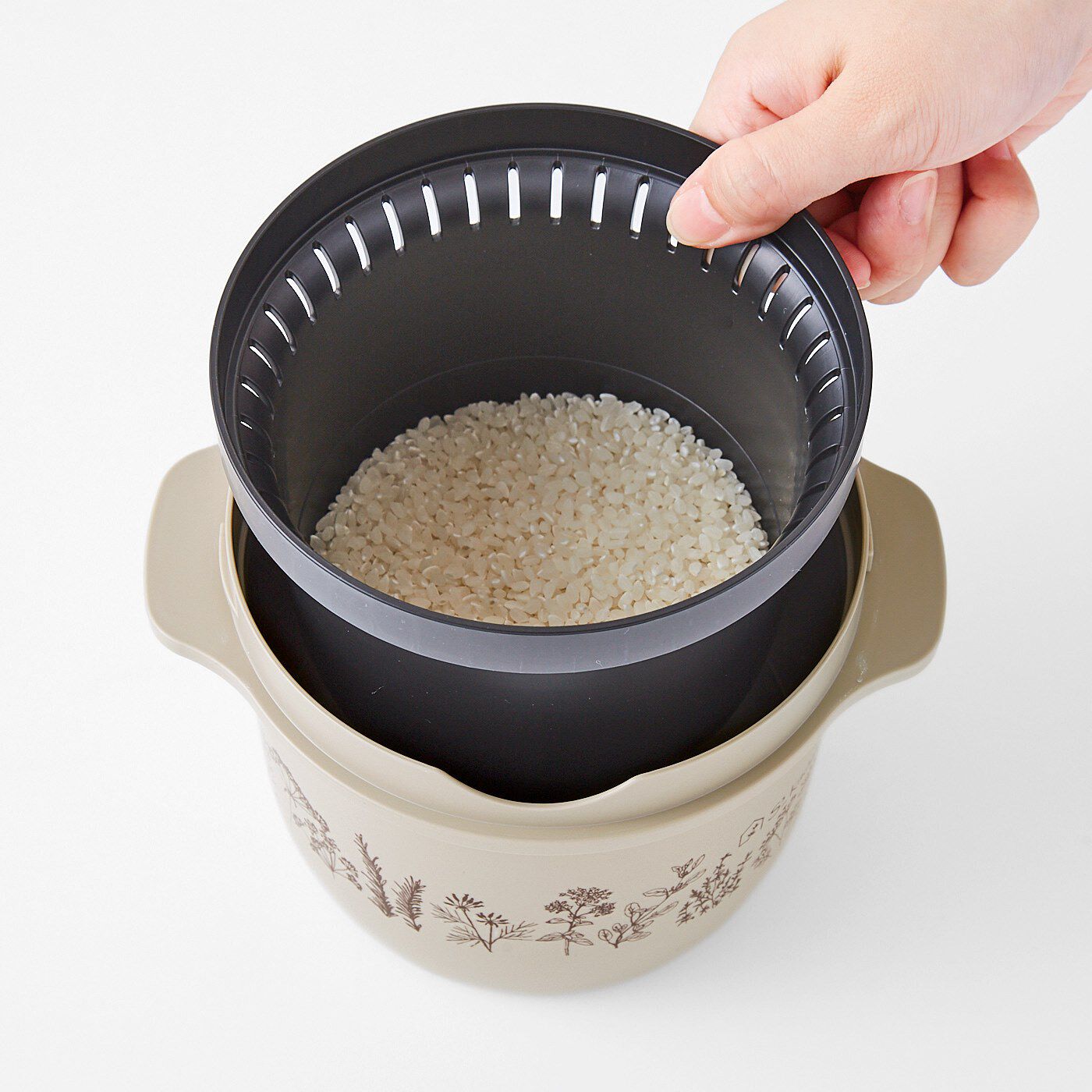 フェリシモの雑貨Kraso［クラソ］|エスキューブキッチンズ　2重容器で蒸気が循環　電子レンジでふっくら炊ける　スチームライスクッカー〈1合用〉|2．といだ米１合が入った内容器をセットします。