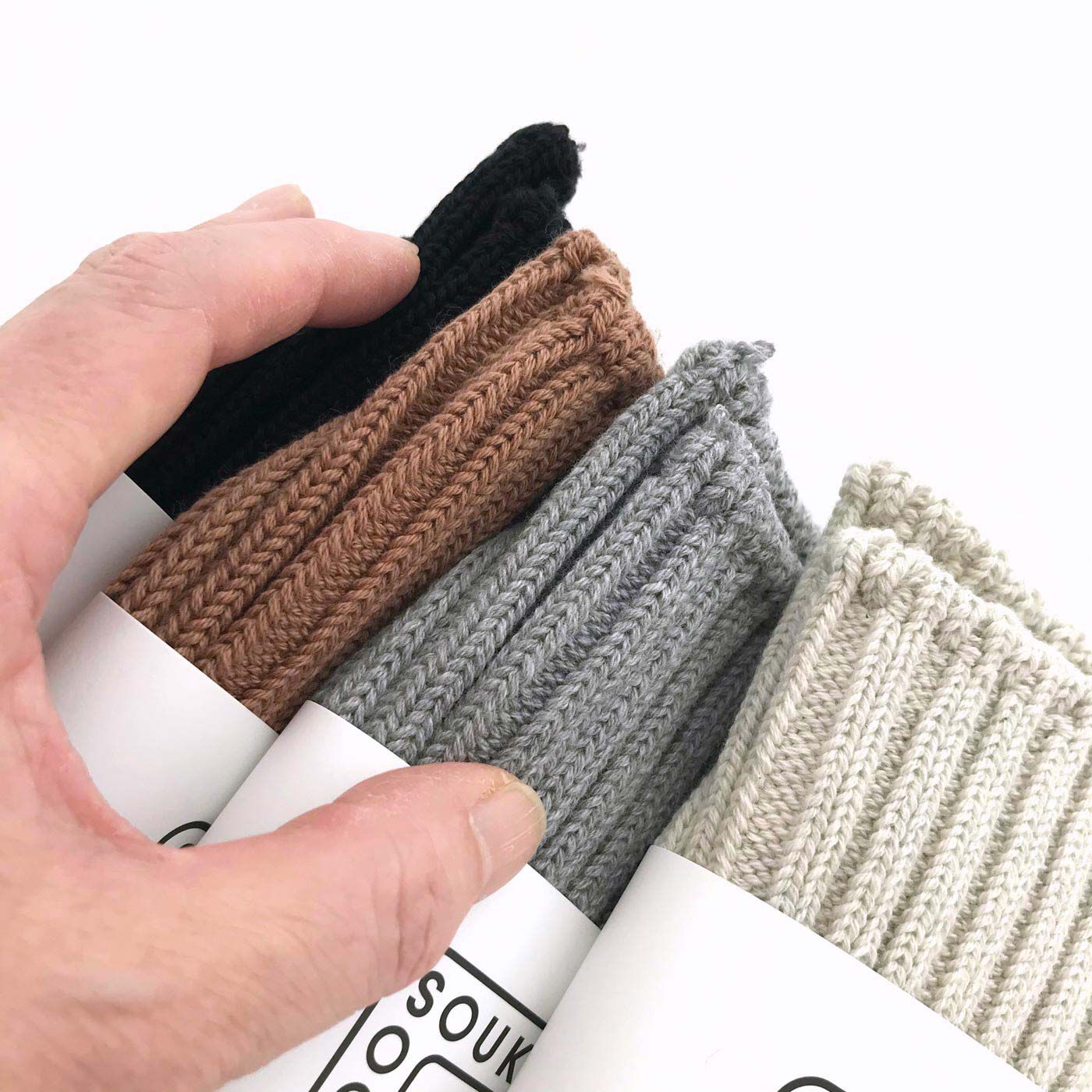 フェリシモの雑貨 Kraso|ふっくらやわらかな履き心地！  やや厚手のコットンリブソックス〈Puffy〉|稀少なローゲージの編み機でゆっくりと編みあげられた編み地は、空気を含みふっくらとしていてほどよい弾力。コットン糸をたっぷり使った上質ソックスならではのぜいたくな履き心地です。