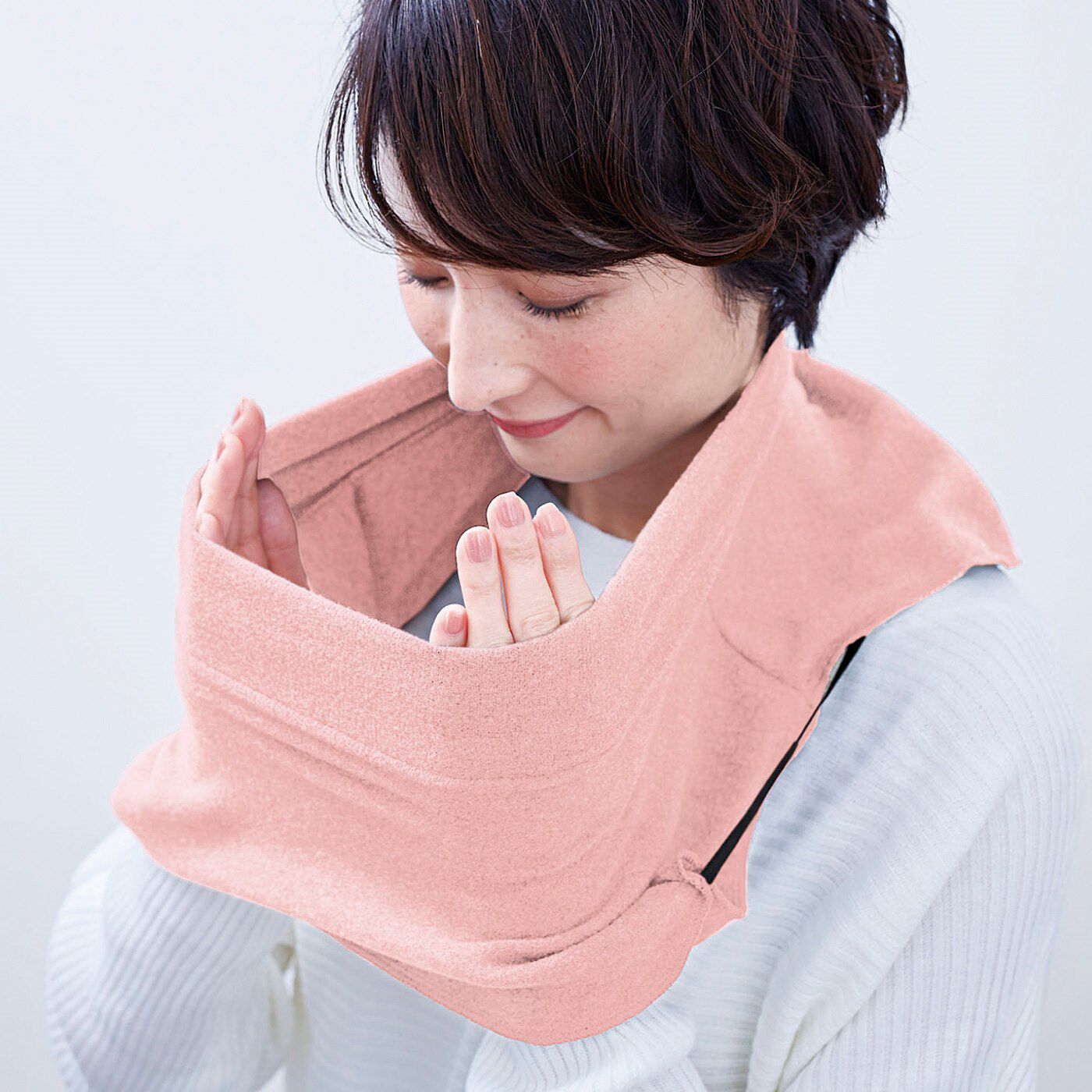 フェリシモの雑貨 Kraso|カイロポケット付きで着ぶくれせずに肩首の寒さ対策　首ぽか付けタートルネックの会〈ピンク〉|伸びがよいので、メイクをしたままでも脱ぎ着しやすくて◎。