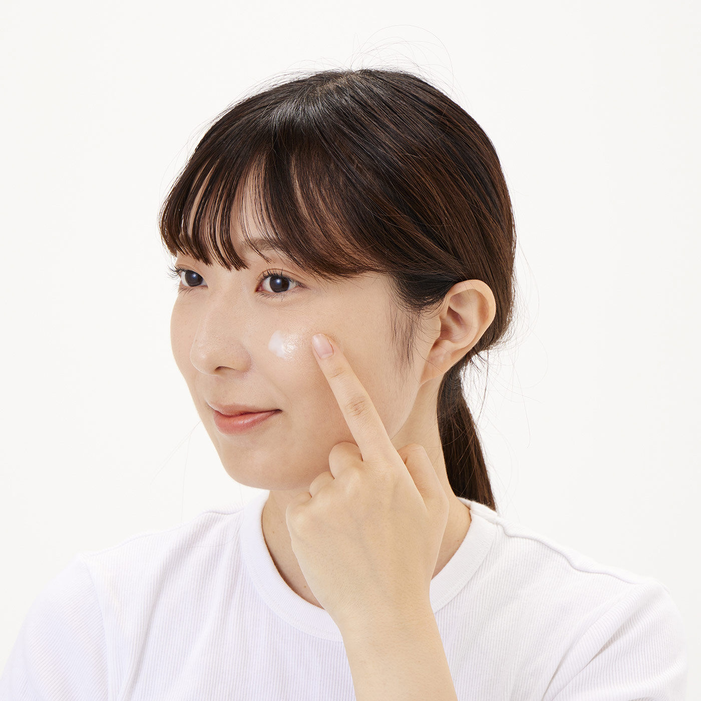 フェリシモの雑貨 Kraso|ＭＥＤＩＨＥＡＬ　ミルクブライトニングセラムの会|顔に均一にのせ、指先で軽く伸ばし肌になじませます。