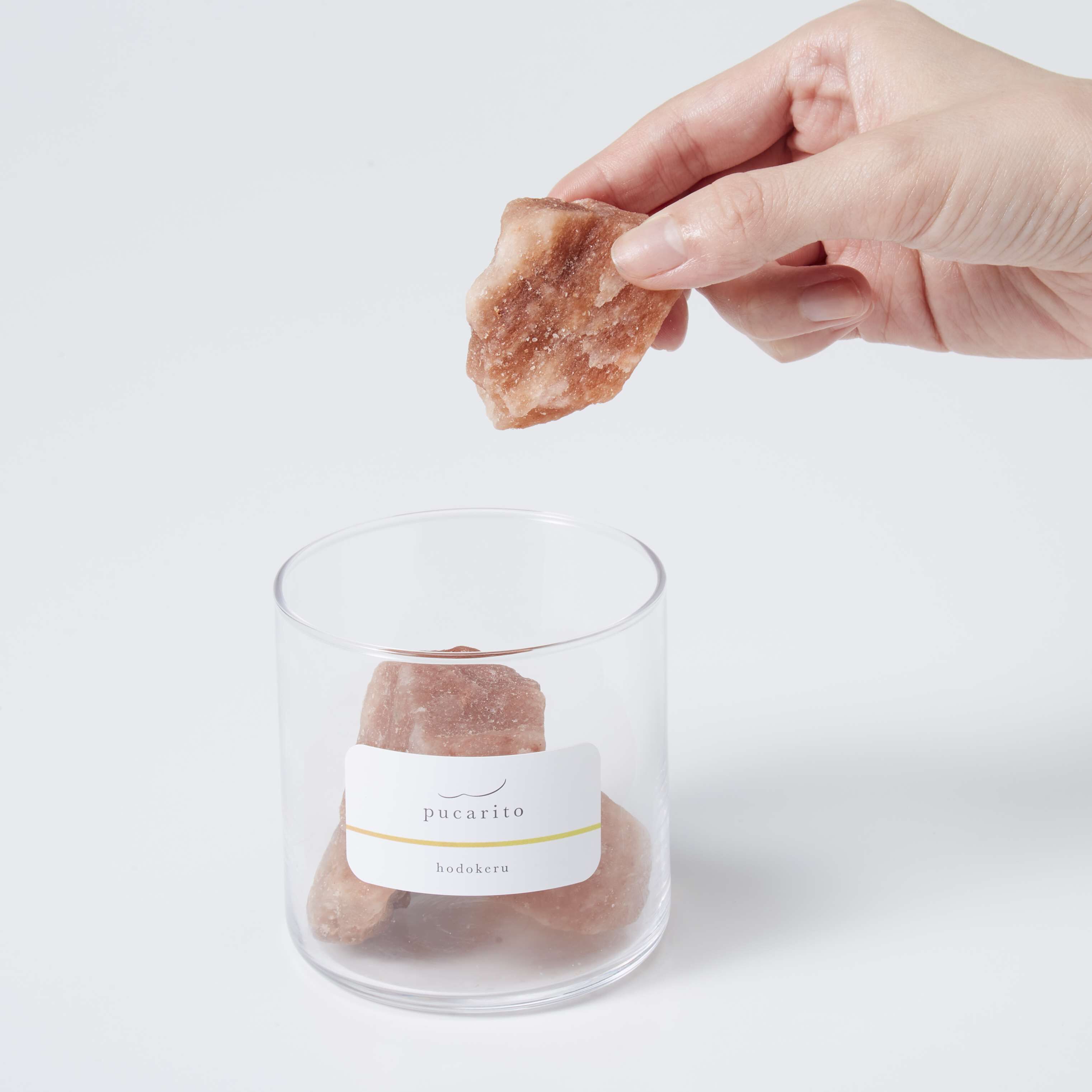 フェリシモの雑貨 Kraso|pucarito　クリスタルディフューザーの会|ガラス容器にクリスタル岩塩を入れます。