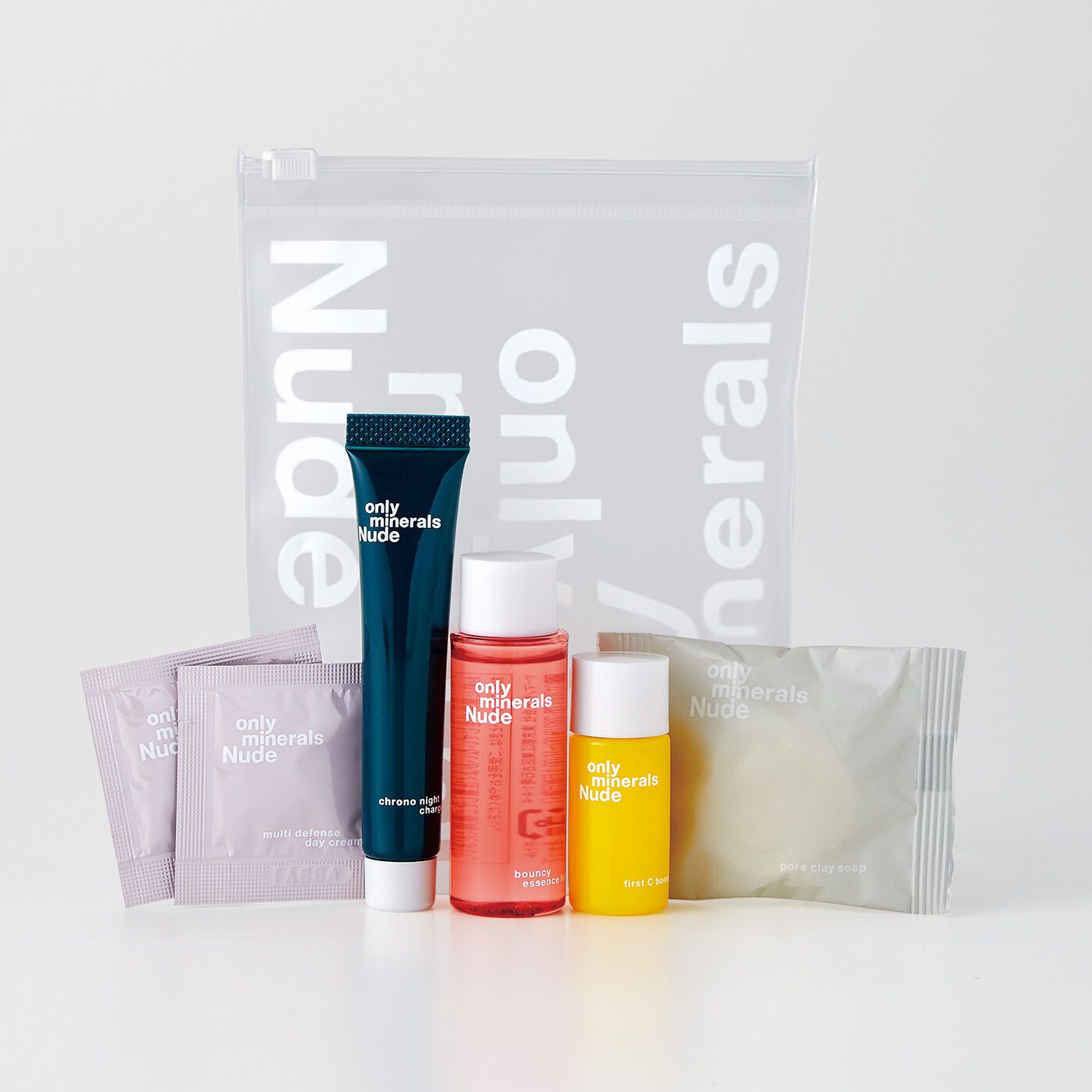 フェリシモの雑貨 Kraso|オンリーミネラルＮｕｄｅ　スキンケアトライアルセット|ジップのついた透明ケース入りで、旅行やジムなど持ち運びにも便利。