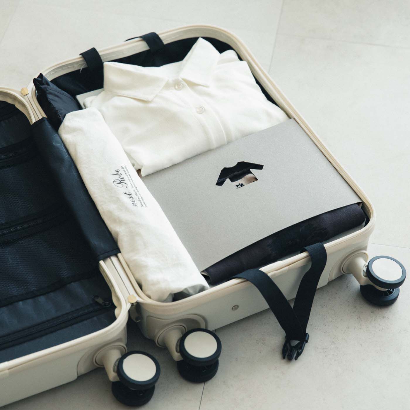 フェリシモの雑貨 Kraso|1/d for Shirts トップスたたんで収納ボード〈Tシャツ〉の会|出張や旅行でも重宝します。