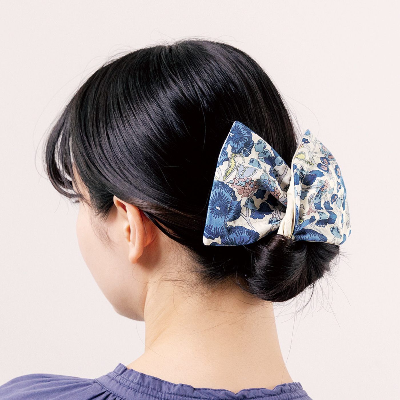 フェリシモの雑貨 Kraso|Squee!　リバティプリント　あっという間にヘアアレンジができる　ワイヤー入りデフトバンの会|ササッとお団子ヘアができあがり。品よくまとまり、バックスタイルが決まります。