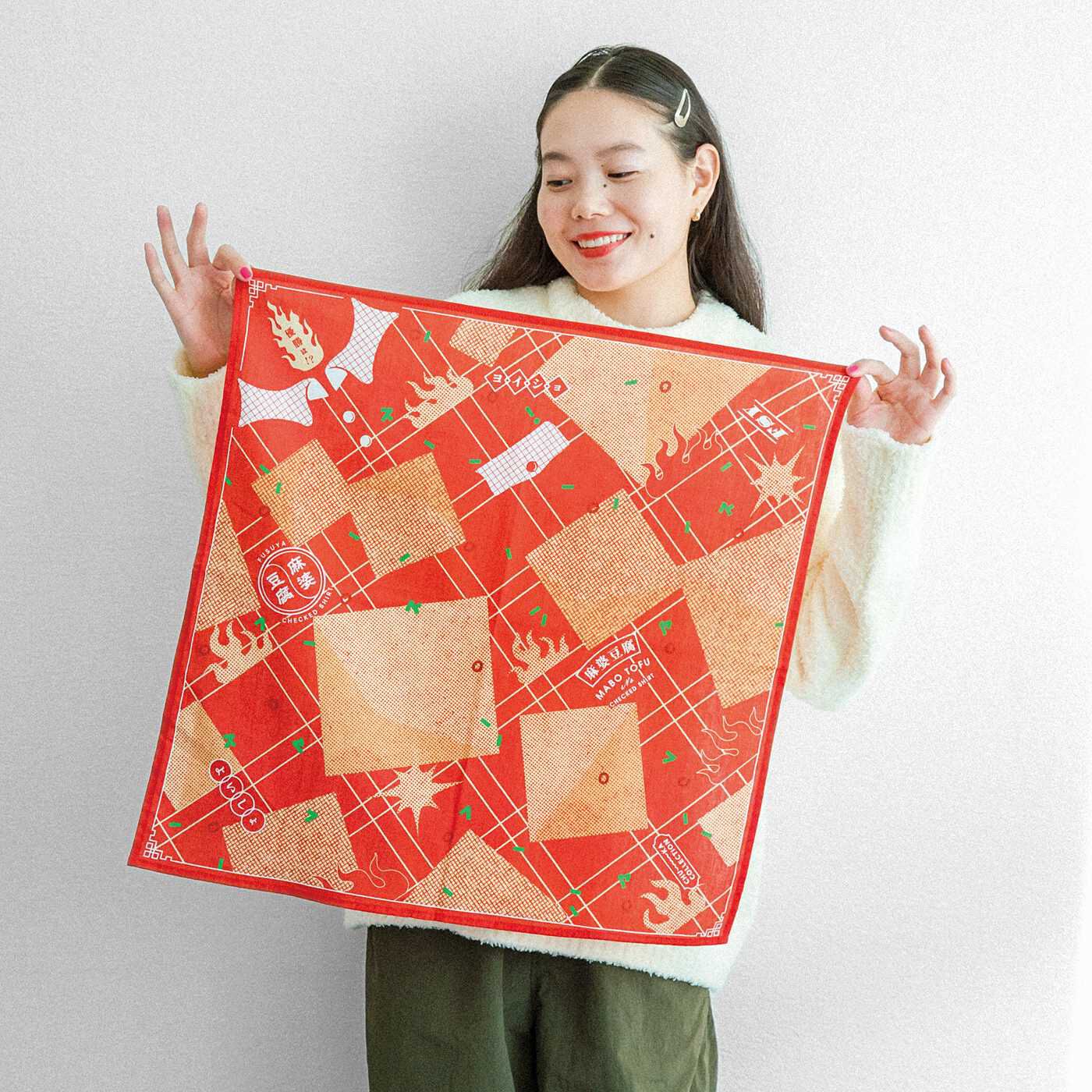 フェリシモの雑貨 Kraso|よしもとコラボ フースーヤ 中華コレクションマルチクロス〈麻婆豆腐のチェックシャツ〉|約56×56cmの大判サイズ。