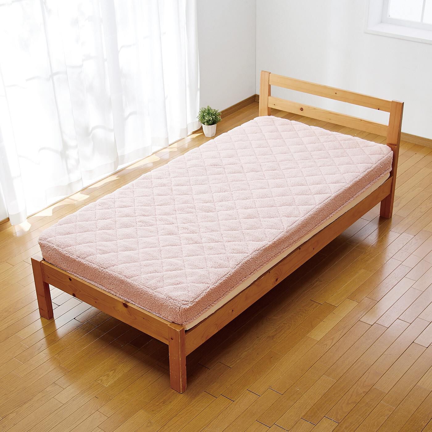 フェリシモの雑貨Kraso［クラソ］|クーフゥ　まるで雲の上で眠っているみたい シープボアに全身ゆだねる 中わたふんわりクッション敷カバー〈ダブル〉の会|〈ピンク〉※画像はシングルサイズを装着しています。