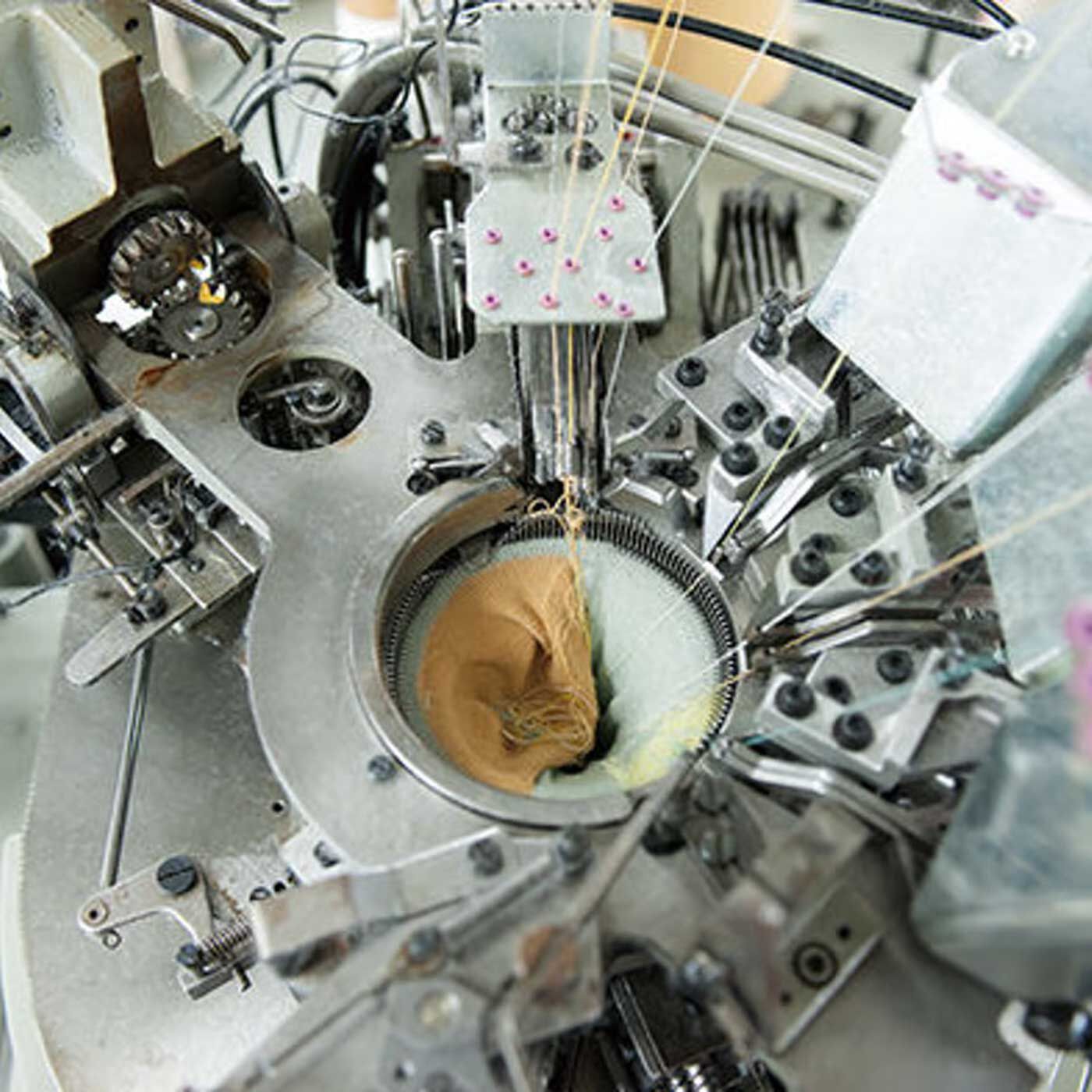 フェリシモの雑貨Kraso［クラソ］|サルビア ゴムなしでやさしいはき心地 ふんわりくつしたの会|しめつけ感のないやさしいはき心地なのは、はき口にゴムが入っていないことはもちろん、「昔ながらのゆっくり編み」で、手間と時間をかけてコツコツ編み立てていることも関係しています！