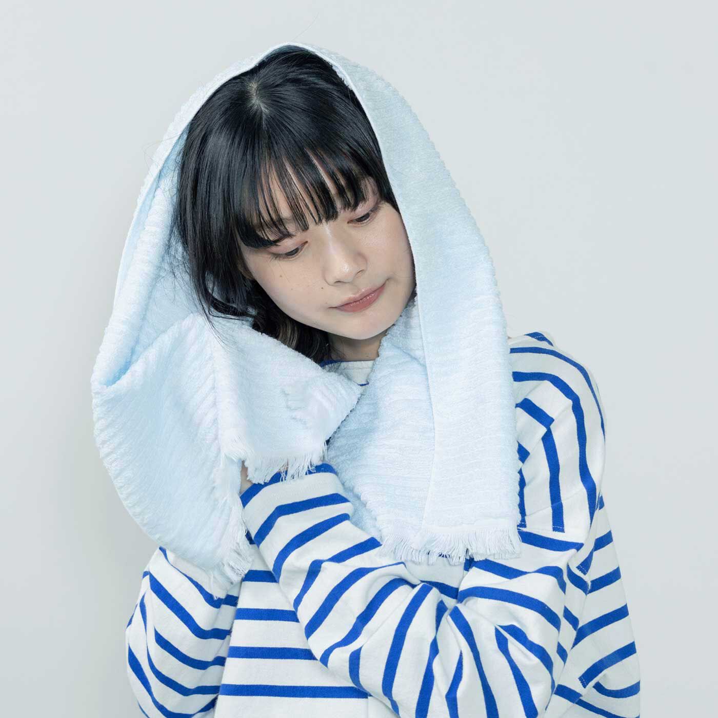 フェリシモの雑貨 Kraso|みやざきタオルの「今治シャンプータオル」の会|もうゴシゴシしなくていいよ。肌はなでるように、髪は束ねてやさしく握るように……。
