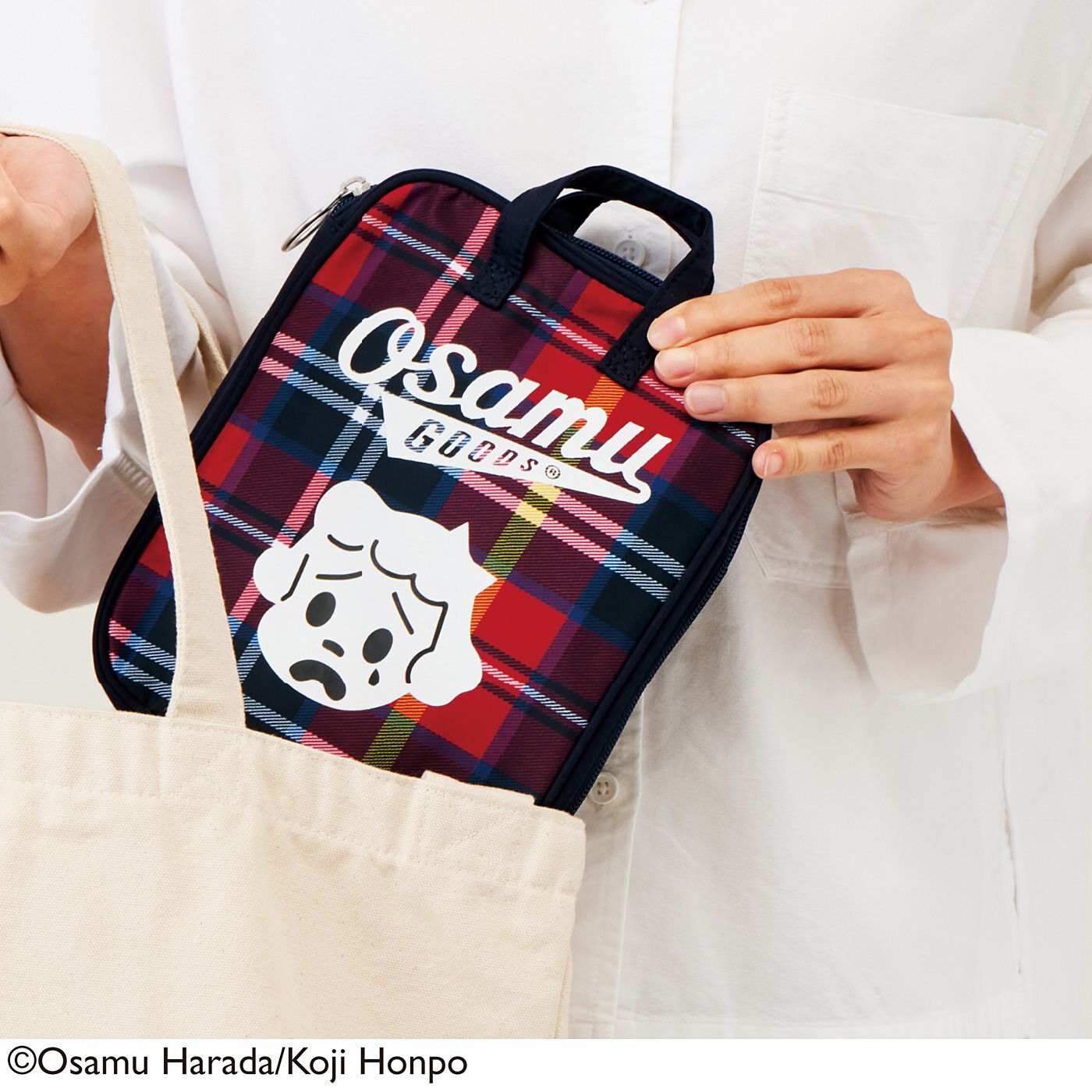フェリシモの雑貨 Kraso|USEDo×OSAMU GOODS　処方薬も現金も入る トラッドなチェックのホスピタルポーチの会|バッグから出し入れしやすく、持ち運びに便利な持ち手付き。