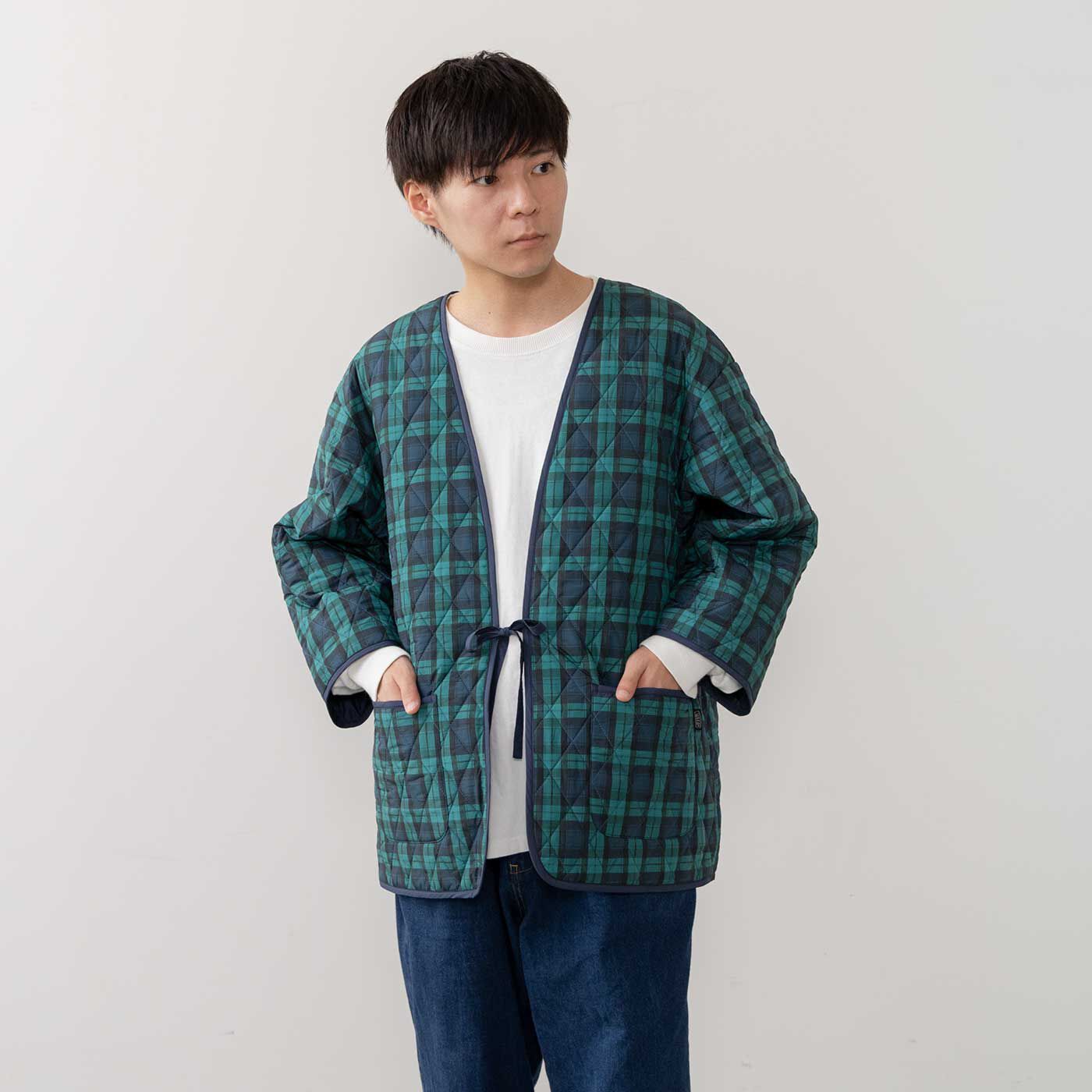 フェリシモの雑貨 Kraso|クラシックなチェック柄　軽くてあたたかなキルティングはんてん〈ブラックウォッチ〉|ユニセックスな柄で、メンズサイズも。　モデル身長169cm　サイズ2着用